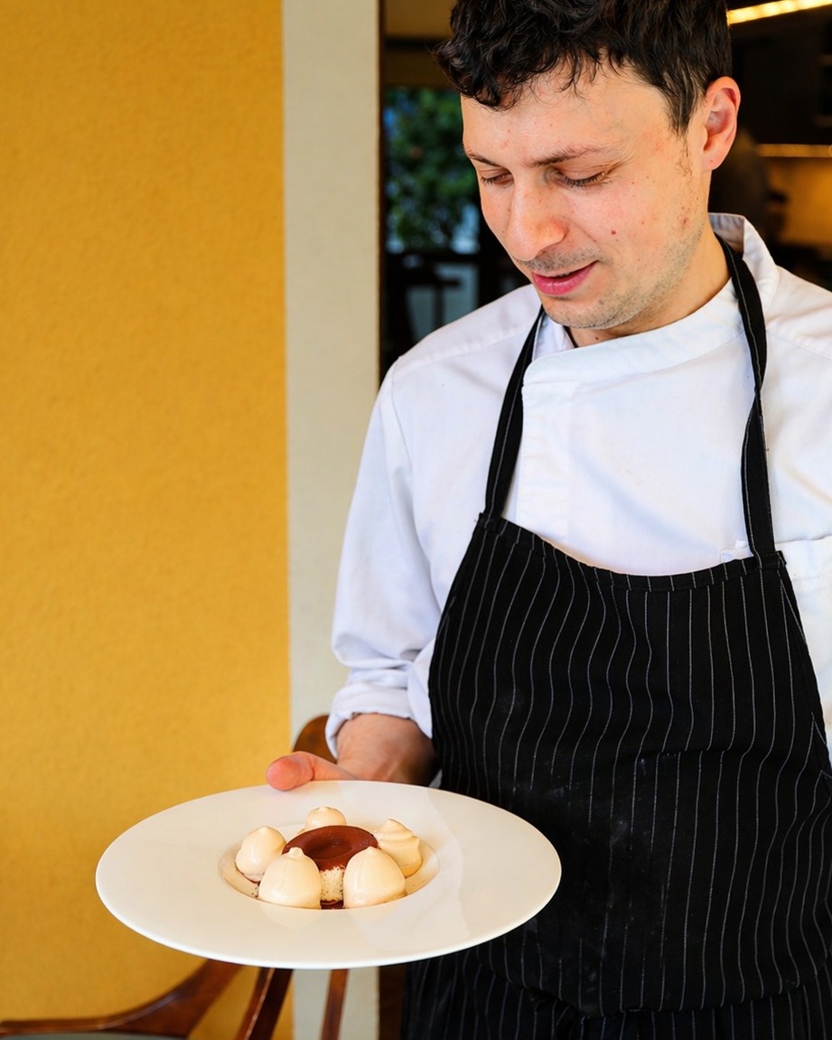 ☕ Un finale di cena che sa di felicità…la forma del chicco di caffè preannuncia l’infinità bontà del tiramisù!
Scopri i nuovi dessert! ✨
#anticaosteriamonterosso #nuovomenu #lakemaggiore