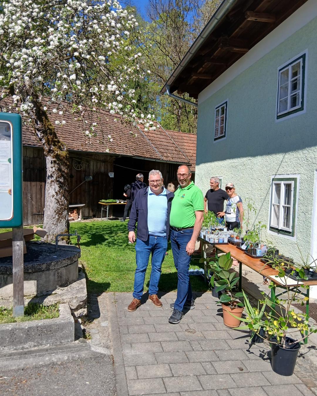 Beim Pflanzermarkt des Siedlervereins gab es heute gemeinsam mit Obmann Andreas Schneeberger viel zu entdecken 🌱
Bgm. Ingo Dörflinger zeigte sich begeistert von der tollen Vielfalt an Pflanzen, regionalen Produkten und dem großen Engagement der Aussteller. Solche Veranstaltungen stärken unsere Gemeinschaft und bringen Leben in unsere Region!
Danke an alle Mitwirkenden für diesen gelungenen Markt 🙌