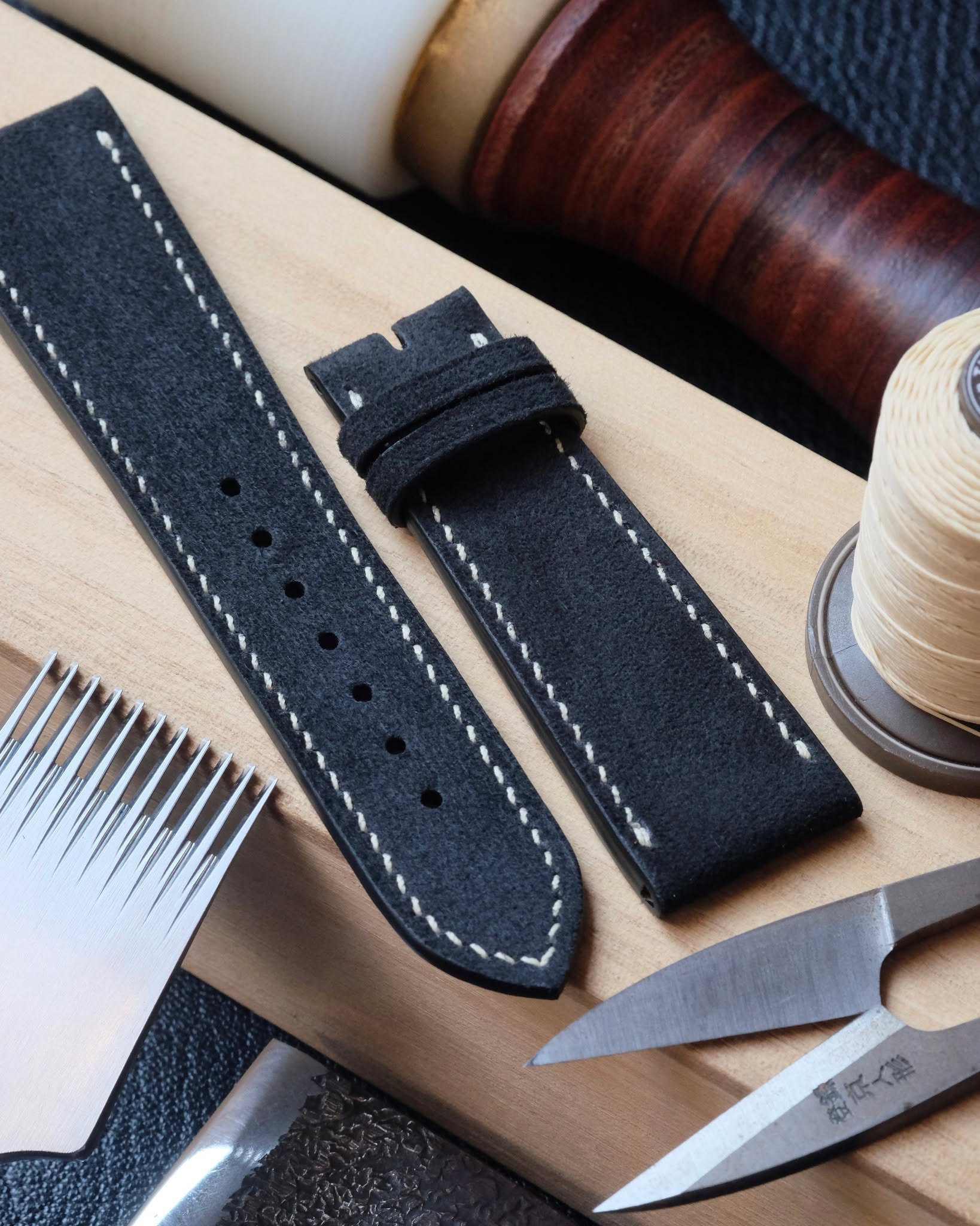 đ§đŞđđť Cousu main en Belgique
â˘
Bracelet de montre (plat 5 Ă 3 mm dâĂŠpaisseur) entièrement fait main et cousu main en cuir de renne suĂŠdĂŠ noir, doublure veau Zermatt et peinture des bords noire.
â˘
#atelierdecoster #decoster #artisan #handmade #handstiched #handmadeinbelgium #madeinbelgium
â˘
#handmadewatchstrap #bespokewatchstrap #customwatchstrap #handmadeleatherwatchstrap
â˘
#suedewatchstrap #suedeleather #suedeleatherwatchstrap