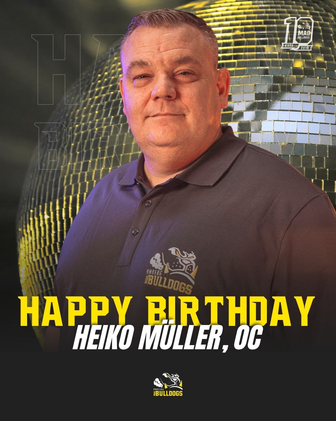 🎂 HAPPY BIRTHDAY, COACH HEIKO! 🏈
Happy Birthday an das Gehirn hinter unseren Touchdowns! 🧠✨
Heute feiert unser Offensive Coordinator Heiko Müller Geburtstag. Während andere in seinem Alter über die Rente nachdenken, grübelt Heiko wahrscheinlich gerade darüber nach, wie er beim nächsten 3. Versuch und 15 Yards ein Jet Sweep aus der Triple-Option-Formation zaubert. ✍️📋
Lass dich feiern, Coach! Wir schenken dir heute mal einen Tag ohne "False Start" und hoffen, dass deine Offense am nächsten Gameday genauso brennt wie die Kerzen auf deinem Kuchen. 🕯️🔥
Hinterlasst Heiko eure Glückwünsche in den Kommentaren! 👇
#MadBulldogs #AmbergFootball #BulldogsFamily #CoachLife #OffensiveCoordinator