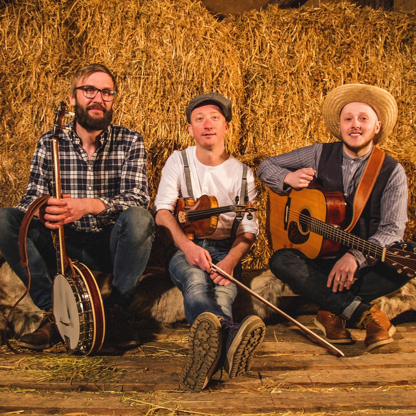 Booket: @barefjasogblagras 😁🕺🐮 Møøøøt trioen fra Trondheim, som spiller en miks av Knutsen og Ludvigsen og Øystein Sunde🎶 De spiller for store og små søndag 23. august på Frigården. Vi ønsker velkommen til bluegrass med følelsen av ku og høy – vekk fra by og støy!🥳 #Agrisjå #folkefest #kortreistkultur #hvaskjeristjørdal #opplevtrøndelag #agrisjå2026 #Folkefest