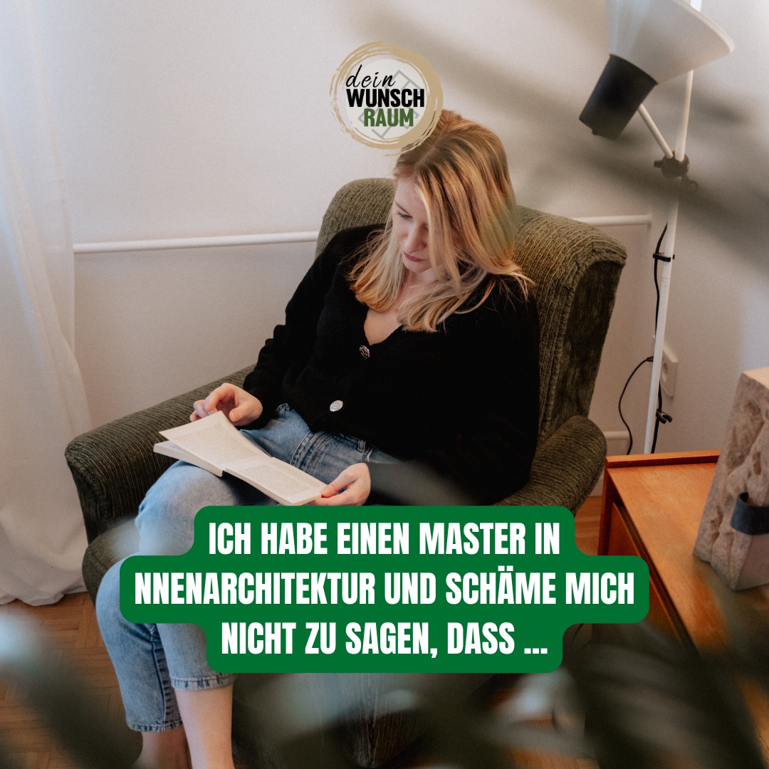 Wenn ich Instagram öffne, sehe ich überall dieselben Räume. 📱
Heute Boucle, übermorgen Japandi.
Alle paar Monate wird eine neue Ästhetik ausgerufen, und plötzlich ist das, was letztes Jahr noch modern war, schon wieder unmöglich.
Das ist kein Wohnen mehr, das ist Saisonware. 🔄
Was mich wirklich interessiert, ist die Klassische Moderne. 🏛️
Bauhaus, Mid Century, die großen Entwürfe der 20er bis 60er Jahre.
Diese Räume und Möbel funktionieren seit 100 Jahren und werden auch in 100 Jahren noch funktionieren. Nicht weil sie modisch sind, sondern weil sie nach Prinzipien gestaltet wurden, die sich nicht ändern. ⏳
📐 Proportion. Dein Sofa muss zur Wand passen, dein Tisch zur Lampe, deine Lampe zur Raumhöhe. Ohne diese Verhältnisse wirkt jeder Raum unruhig, egal wie teuer die Möbel sind.
💡 Licht. Du musst verstehen, wie Tageslicht in deinen Raum fällt und welches Kunstlicht abends übernehmen muss. Ein Raum mit gutem Licht braucht keine Trends, um schön zu wirken.
🪵 Material. Echtes Holz, ehrlicher Stein, gute Stoffe, massives Metall. Diese Materialien werden mit der Zeit besser. Trendprodukte werden mit der Zeit billig.
Ein Eames Lounge Chair von 1956 sieht heute genauso richtig aus wie damals. Ein Boucle Sessel von 2023 wirkt schon jetzt wie aus der Mode. ⚖️ Das ist kein Zufall, das ist der Unterschied zwischen Substanz und Effekt.
Wer auf Trends setzt, richtet alle paar Jahre neu ein und fragt sich, warum es sich nie richtig anfühlt. 😮💨 Wer sich an der Klassischen Moderne orientiert, wohnt ein Leben lang gut, und der Raum wird mit jedem Jahr stimmiger. 🏡
Genau darum geht es in meiner Beratung. 👉 Nicht das nächste Trendmöbel, sondern dein Raum nach den Regeln, die immer funktionieren. ✨
#innenarchitektur #klassischemoderne #zeitlosesdesign #einrichtungsberatung #wunschraum