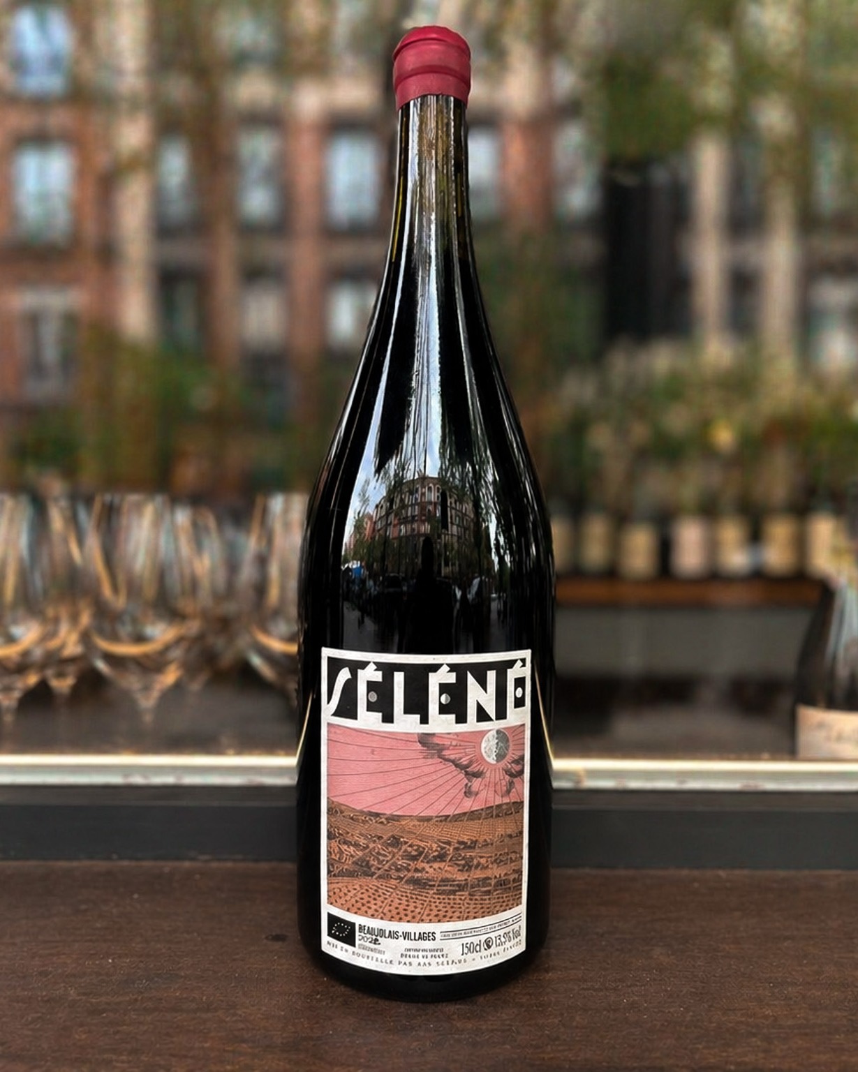 Desde Beaujolais llegan los vinos de Séléné, el proyecto de @sylveretrichard
donde todo gira en torno a la agricultura ecológica y la vinificación natural. Trabajo sobre suelos de granito arenoso, racimo entero, fermentaciones en hormigón y mínima intervención. Beaujolais en estado puro.
¿Cuáles son las referencias que entran en catálogo?
🍇 Beaujolais Villages Magnum 2022 → Gamay en maceración carbónica, perfil típico y jugoso, con tanino suave.
🍇 Chardonnay (Blanc 2025) → blanco directo y fresco, centrado en la pureza de la fruta.
🍇 Rosé 2025 → Gamay de parcela propia, maceración de 7 días y crianza en hormigón. Suave, con estructura fina y un punto crujiente.
🍇 Cuvée de Printemps 2025 → mismo trabajo en viñedo y bodega: racimo entero, sin remontados. Ligero y fluido.
Vinos honestos, sin artificios, donde el viñedo y la añada marcan el ritmo.
🌐 Ya en web, listos para descorchar.