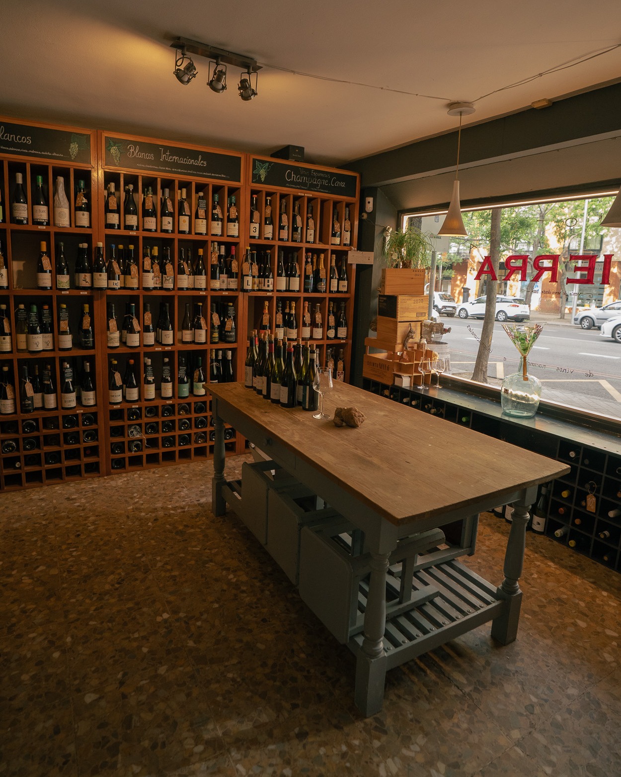 Gracias a todos los que vinisteis a nuestra jornada de puertas abiertas en la vinoteca.
Fue un placer compartir con vosotros las nuevas referencias que hemos traído de Francia: vinos con carácter, historia y mucha personalidad que ahora también forman parte de Tierra.
Para quienes estuvisteis en la cata, quedamos a vuestra disposición para ampliar información o facilitaros las referencias que más os encajaron.
Encantados de seguir construyendo juntos 🍷
