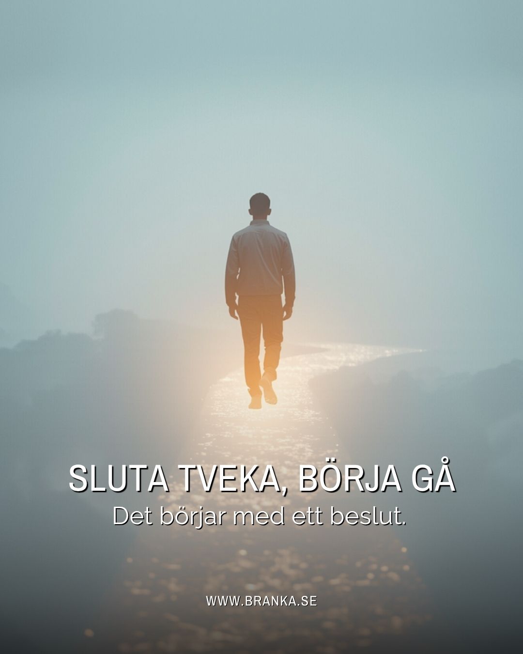 Energin skiftar nu på ett sätt som många känner av, även om det inte alltid går att sätta ord på det direkt.
Det som tidigare varit tungt eller stått stilla börjar röra sig på sig. Tankar går snabbare, impulser blir tydligare och behovet av att uttrycka sig ökar.
Men med den rörelsen kommer också en annan utmaning. Det är lätt att splittra sig. Att gå i flera riktningar samtidigt, att tänka mycket men inte riktigt landa i något.
Och det är här medvetenheten blir avgörande.
För det är inte mängden tankar eller möjligheter som skapar förändring. Det är vad du väljer att ge din uppmärksamhet till.
Just nu är energin sådan att det du riktar dig mot förstärks.
Det du engagerar dig i växer.
Det du lämnar åt sidan tappar sakta sin kraft.
Det här är en tid där att göra mer inte är det som behövs.
Det som behövs är att ha urskiljning och välja det som är mest angeläget.
Det är först när du slutar dela upp din energi som du verkligen kan börja forma något nytt på allvar.
Så länge du står med en fot i varje riktning kommer ingenting att hålla fullt ut.
Men när du väljer, på riktigt, då förändras allt. Inte för att vägen blir enklare, utan för att du slutar motarbeta dig själv.
Branka
www.branka.se
