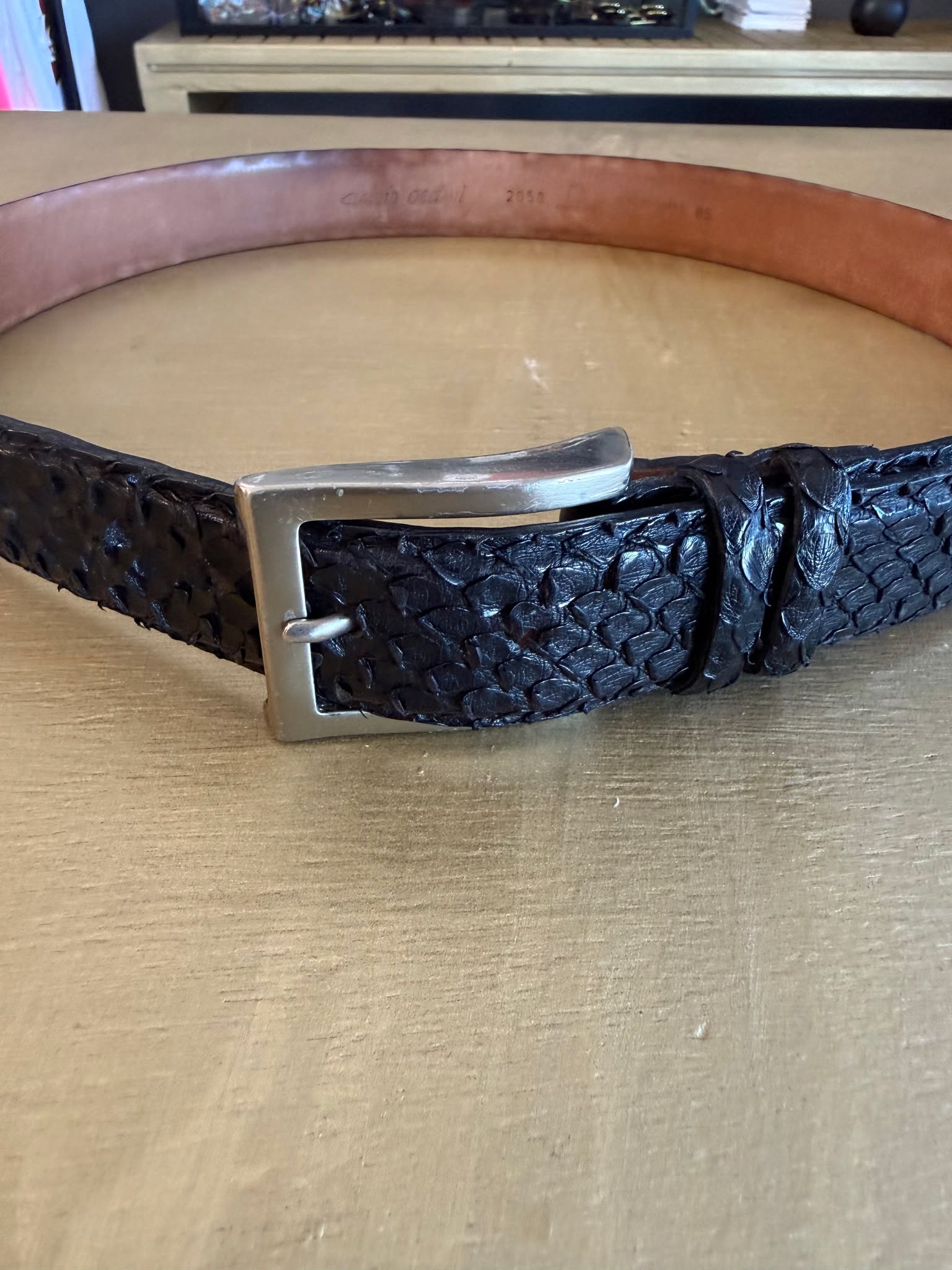 Cintura in serpente nero Claudio Orciani, eleganza materica.
Realizzata in vera pelle esotica, con texture a scaglie ben visibile e finitura lucida che esalta il nero profondo. Ogni cintura presenta variazioni naturali, rendendo ogni pezzo unico.
Costruzione solida, flessibile e resistente, con fibbia in metallo dal design essenziale che completa l’estetica raffinata del brand.
Un accessorio deciso, tra lusso e carattere.
🛒 Disponibile sul nostro shop on-line oppure in Store
💬 Contattaci per qualsiasi informazione o dettaglio che vuoi sapere
#orciani #snakeskinbelt #leatheraccessories #luxurystyle #statementpiece