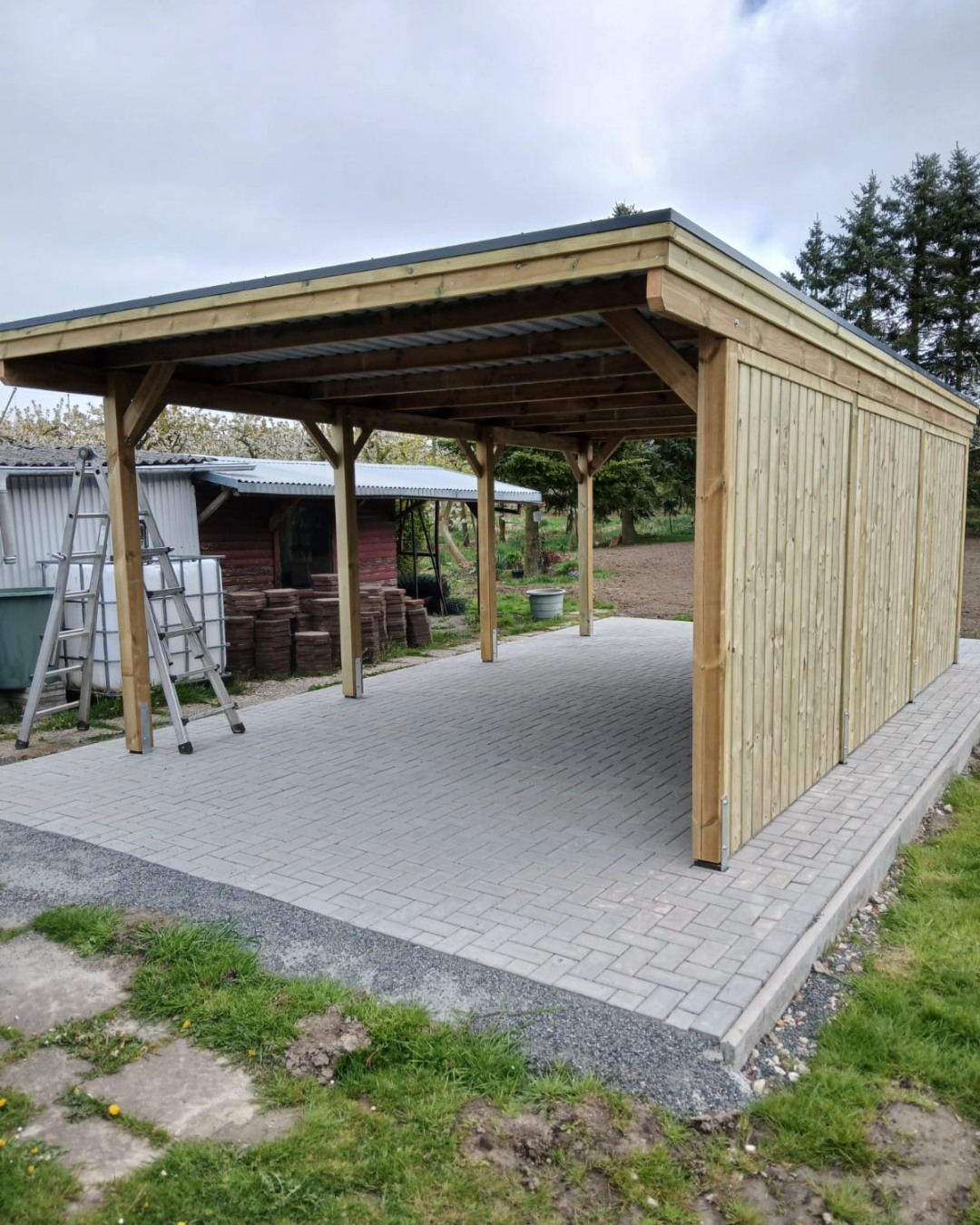 Carport CLASSIC aus Kiefer KDI.
Hier hat unser Montageteam "Helge" wieder ganze Arbeit geleistet 👍🏻. Die Jungs haben einen klassischen Holzcarport mit Holzblende, Stahltrapezprofilbedachung und einer Seitenwand aus Duoprofil erreichtet.
Good job!
Welcher Carport darf's für dich sein? Melde dich gerne für ein freundliches Beratungsgespräch: 04106-6414170. Wir freuen uns auf deinen Anruf 😃.
#carportexperten #holzcarport #einzelcarport #freeseholzcarport