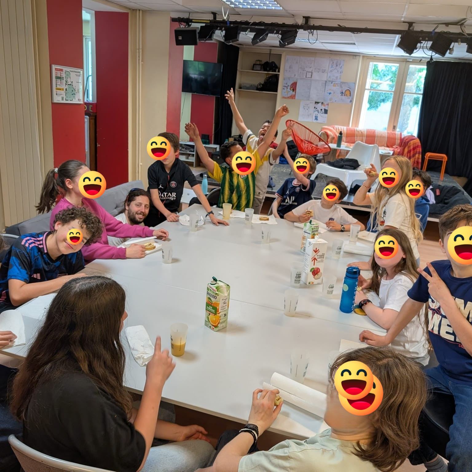 💥Semaine Sportive et Culturelle à la Fabrique MJC !🧘🏽♀🎨⚽︎
📍En partenariat avec la Ville de Louveciennes , l'Association Sportive de Louveciennes, et l'Académie Gabriel Fauré.
Tout au long de la semaine, les adolescents ont eu l’occasion de s’initier à une grande variété d’activités sportives et culturelles : CeciFoot, tennis, pickleball, escalade, pétanque, peinture, théâtre d’improvisation, ou encore laser game en extérieur. Ceci, tout en profitant pleinement de la vie en collectivité à travers des moments de cuisine, de ludothèque, de jeux collectifs et une veillée ciné-débat inter-centres autour du thème du handicap.