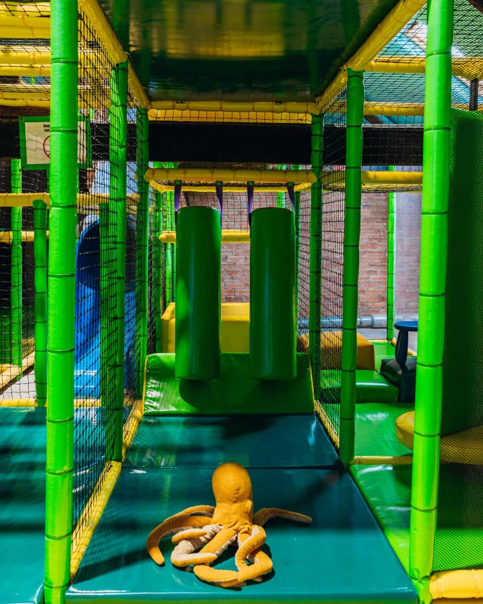 Wist je dat we ook een binnenspeeltuin hebben? Zo kunnen de kids zich altijd volop uitleven, terwijl jij in alle rust geniet van een koffie of een heerlijk gerecht.