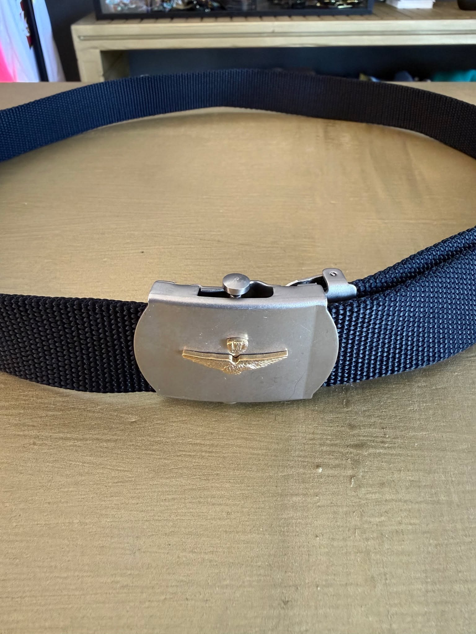 Cintura d’ordinanza dell’Aeronautica Militare Italiana, autentico accessorio militare.
Realizzata con nastro in fibra tessile (canapa o cotone) di colore blu scuro, è progettata per resistere all’uso quotidiano in ambito operativo. La fibbia in metallo satinato è impreziosita dall’iconica aquila turrita dorata, simbolo distintivo del corpo.
Struttura regolabile, con altezza di circa 3 cm, pensata per adattarsi perfettamente alla divisa. Un equilibrio tra funzionalità, resistenza e identità.
Un pezzo originale, oggi ricercato anche nel mondo del vintage e del collezionismo.
🛒 Disponibile sul nostro shop on-line oppure in Store
💬 Contattaci per qualsiasi informazione o dettaglio che vuoi sapere
#militarybelt #aeronauticamilitare #militaria #vintageaccessories #heritagestyle