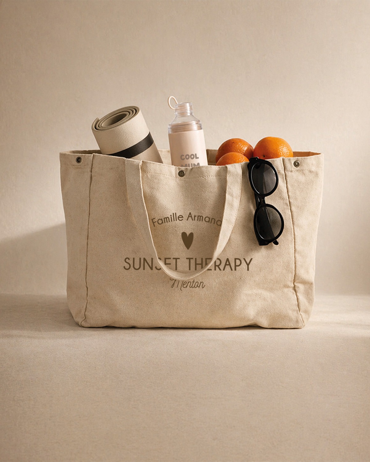 Le cabas qu’on attrape sans réfléchir… dès que les beaux jours arrivent.
Spacieux, pratique, toujours stylé, le cabas SUZIE vous suit partout : plage, marché, week-end à l’improviste.
Son grand format sauve toutes les “petites affaires” qu’on embarque en trop, et ses coloris s’adaptent à tous les styles.
Personnalisable, bien sûr… pour en faire bien plus qu’un sac.
Un essentiel d’été qu’on garde toute l’année.
#luzetnina #cabaspersonnalise #sacdeplagepersonnalise #sacdeplage #ideecadeau
