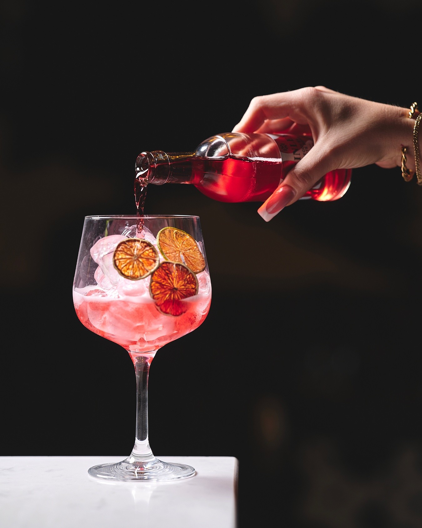 Vannak napok, amikor a klasszikus már nem elég, és kell egy kis csavar. A receptünk egyszerű, de nagyszerű:
1️⃣ Sok-sok jég (mert langyosan semmi sem az igazi) 🧊
2️⃣ Prémium gin 🥃
3️⃣ Szárított citrusok az intenzív illatért 🍊
4️⃣ És a koronázás: egy üveg frissítő pink tonic, ami nem csak az ízét, de a hangulatodat is feldobja! ✨
Legyen szó egy hosszú munkanap lezárásáról vagy a baráti beszélgetések alapozásáról, ez a párosítás sosem hagy cserben.
Te mivel dobod fel a Gin-Tonikodat?
🍓 Uborka, borókabogyó vagy maradnál a citrusoknál? Írd meg kommentben! 👇
#GinTonic #PinkTonic #Mixology #BudapestNightlife #Koktél #Frissítő #BarLife #Cheers #Hétvége