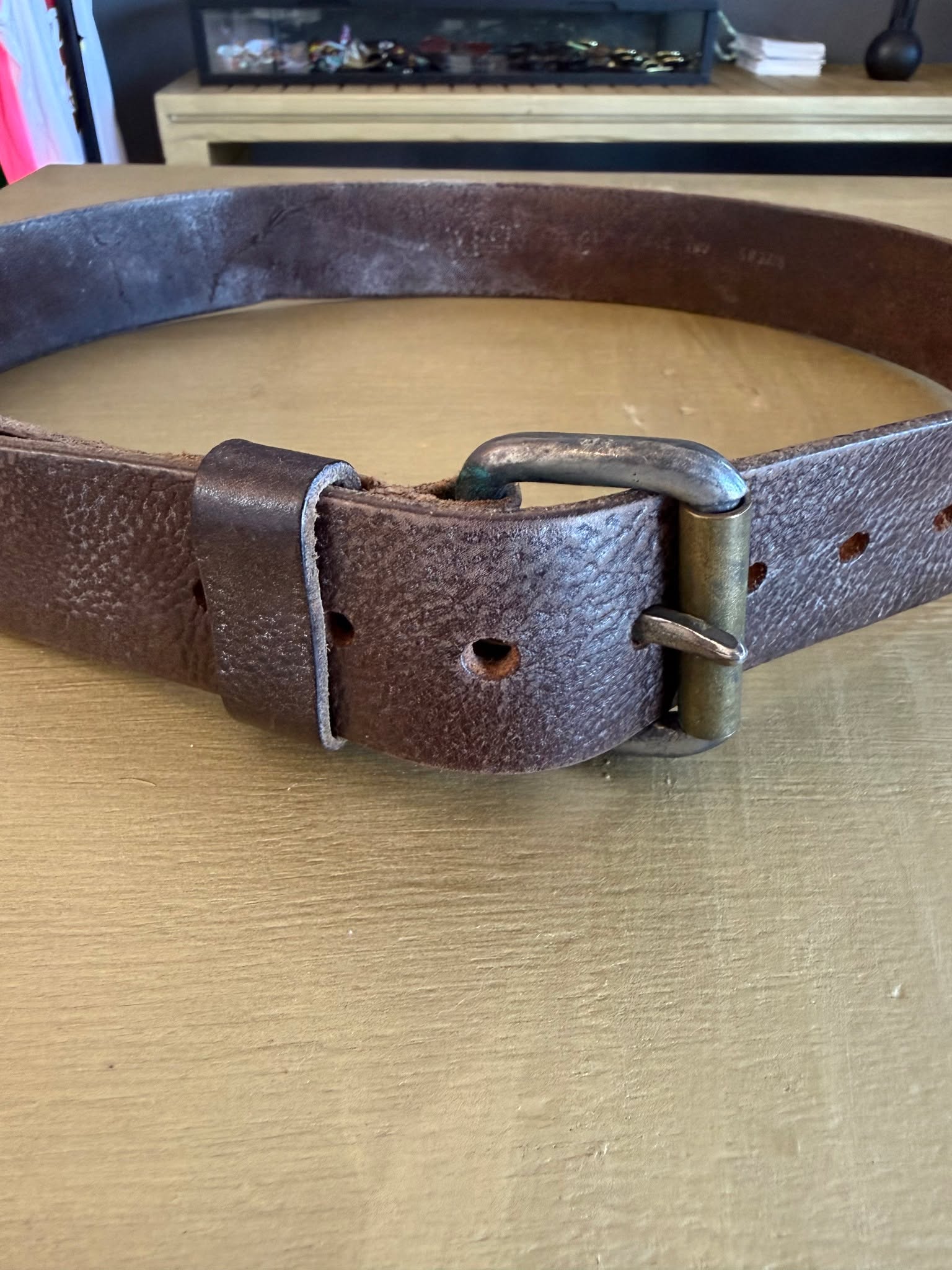 Cintura in pelle marrone, stile rustico e vissuto.
Realizzata in pelle pieno fiore, con superficie irregolare e segni naturali che ne esaltano il carattere. Un look autentico, tipico delle lavorazioni artigianali pensate per durare nel tempo.
La fibbia in metallo effetto ottone/invecchiato aggiunge solidità e un’estetica vintage, perfettamente in linea con il design casual. Struttura robusta e flessibile, ideale per un utilizzo quotidiano.
Un accessorio semplice, ma pieno di personalità.
🛒 Disponibile sul nostro shop on-line oppure in Store
💬 Contattaci per qualsiasi informazione o dettaglio che vuoi sapere
#leatherbelt #rusticstyle #vintageaccessories #workwearlook #heritagestyle