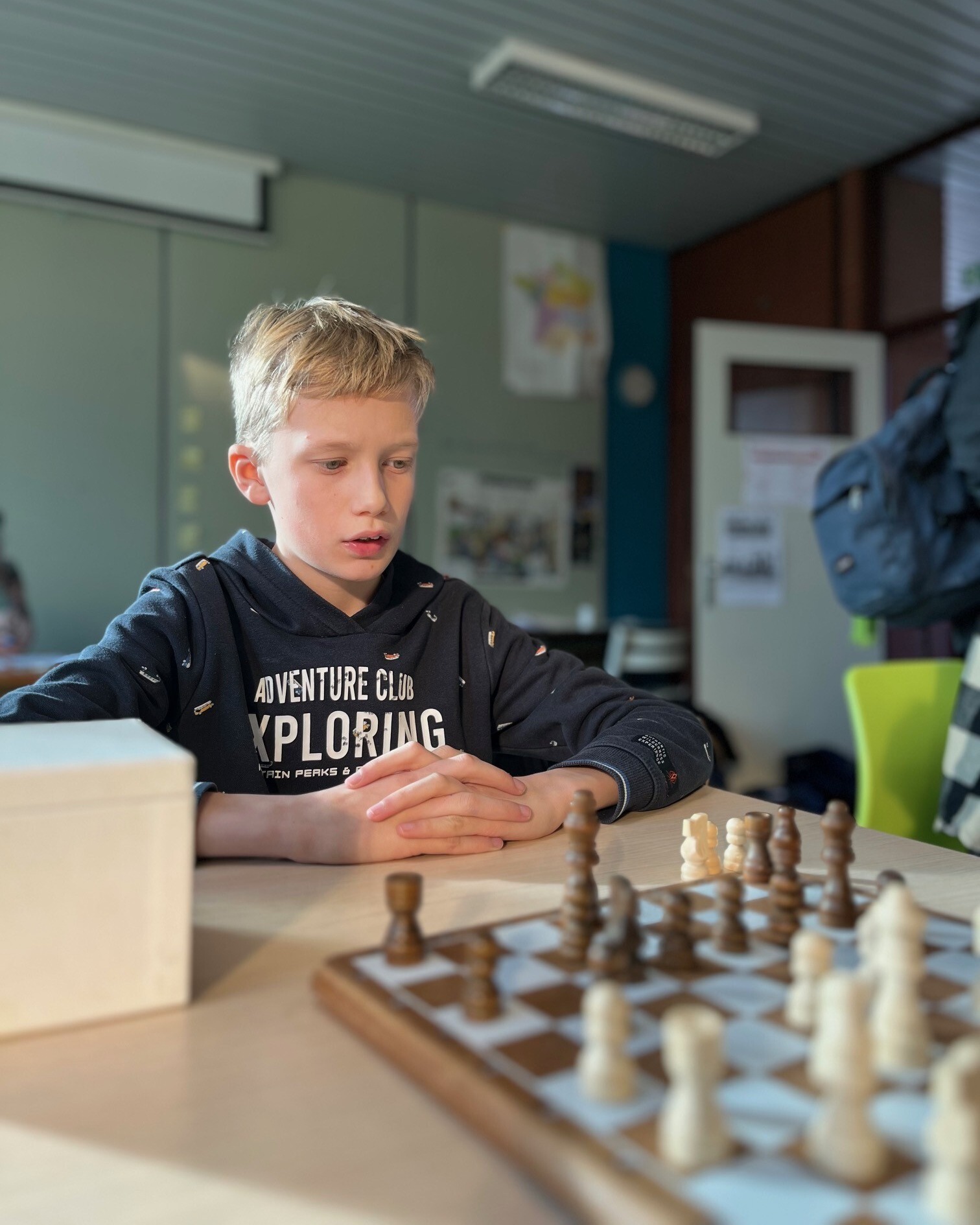 Onze allereerste editie van het Erasmus schaaktornooi zit erop โ en wat voor รฉรฉn! โ๏ธ
Het waren boeiende weken vol slimme strategieรซn, verrassende wendingen en spannende finales.
Leerlingen van het 1e tot en met het 6e jaar, samen met enkele leerkrachten, zorgden voor een fijne, sportieve sfeer en mooie partijen.
Maandag ging meneer De Lobel met de overwinning aan de haal, en op donderdag kroonde Brend (6WeWi) zich tot winnaar van zijn reeks. ๐
Een dikke proficiat aan alle deelnemers! ๐