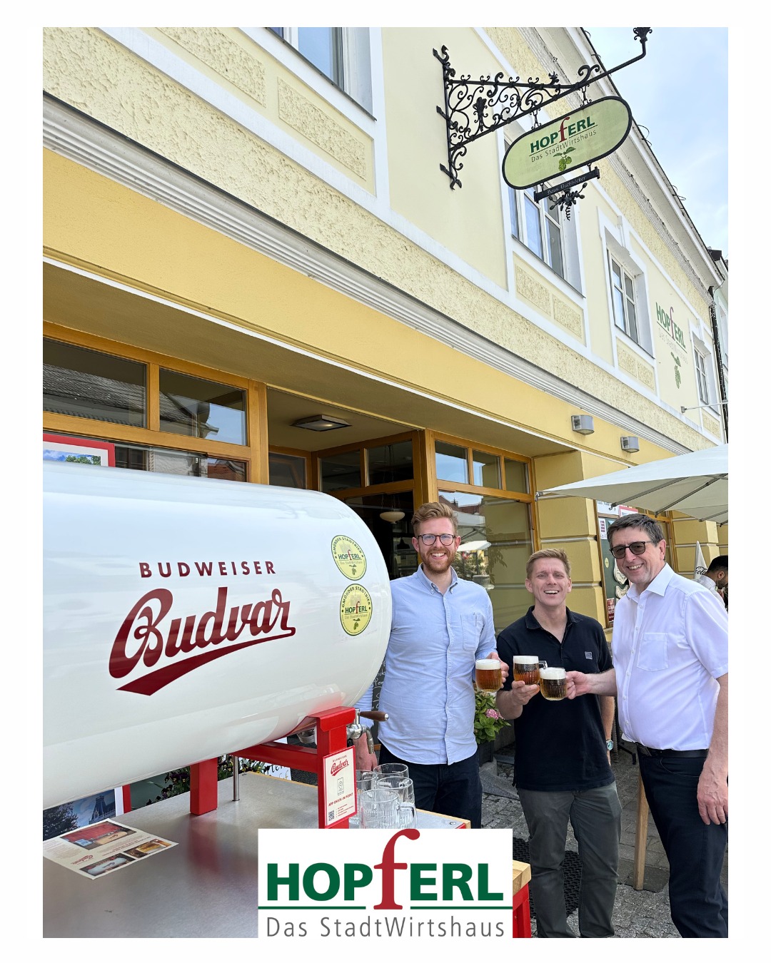 Wir schauen nochmal ins Jahr 2025 zurück - damals wurden wir in einer Onlineumfrage von @Falstaff und Budweiser Budvar Österreich zum beliebtesten Bierlokal in NÖ gewählt 🍻💚
Somit kam parallel zur Auszeichnung von Conrad Seidls "Bierlokal des Jahres 2025" auch diese von Falstaff und Budweiser Budvar Österreich hinzu 🍀🥰
Wir danken allen Unterstützer:innen für die zahlreichen Abstimmungen und erinnern uns nochmal gerne an den Tag zurück, als wir gemeinsam mit unseren Stammgästen und fleißigen Abstimmer:innen diese Auszeichnung gefeiert haben 🥳
Der Hauptpreis kam im neuen Zapfsystem "Adam" von Del Fabro Kolarik und ist ein mit 250l Bier gefüllter Tank, mit direkter Kühlung und Zapfanlage.
Es war ein herrlicher Abend - vielen vielen Dank an alle Abstimmer:innen und Unterstützer:innen, denn ohne euch wäre das nicht möglich gewesen 🥰
#stadtwirtshaus_hopferl #hopferlgenuss
#meineStadtbierzeit #hopferlgmünd