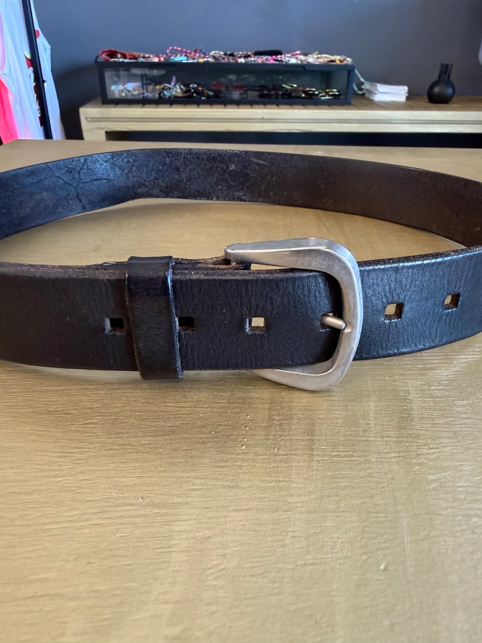 Cintura in pelle nera, anima workwear.
Realizzata in pelle spessa, probabilmente conciata al vegetale, con grana evidente e segni di usura che ne raccontano il vissuto. Un materiale pensato per resistere nel tempo e migliorare con l’utilizzo.
Fibbia ad ardiglione singolo in metallo argentato con finitura satinata, solida e funzionale. I fori squadrati e il passante in pelle coordinato richiamano le cinture da lavoro più robuste.
Un accessorio essenziale, costruito per durare.
🛒 Disponibile sul nostro shop on-line oppure in Store
💬 Contattaci per qualsiasi informazione o dettaglio che vuoi sapere
#leatherbelt #workwearstyle #vintageaccessories #ruggedstyle #heritagelook