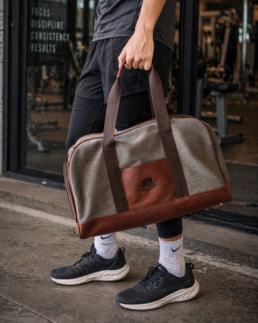 Not separate lives. Just one, well-carried💯✨
💼 The Weekend Bag
📍 SM Megamall, 3rd Level, Mega B
💳 www.theschoolofsatchel.com
#TheSchoolofSatchel #WeekendBag #DuffelBag #GymBag #VacationBag