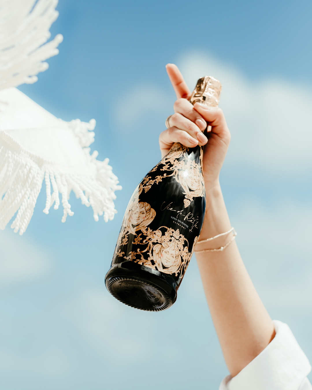 Friday is in the air…
and so is the vibe. 🥂✨
#SparklingLife #weekend #VieDeRêve