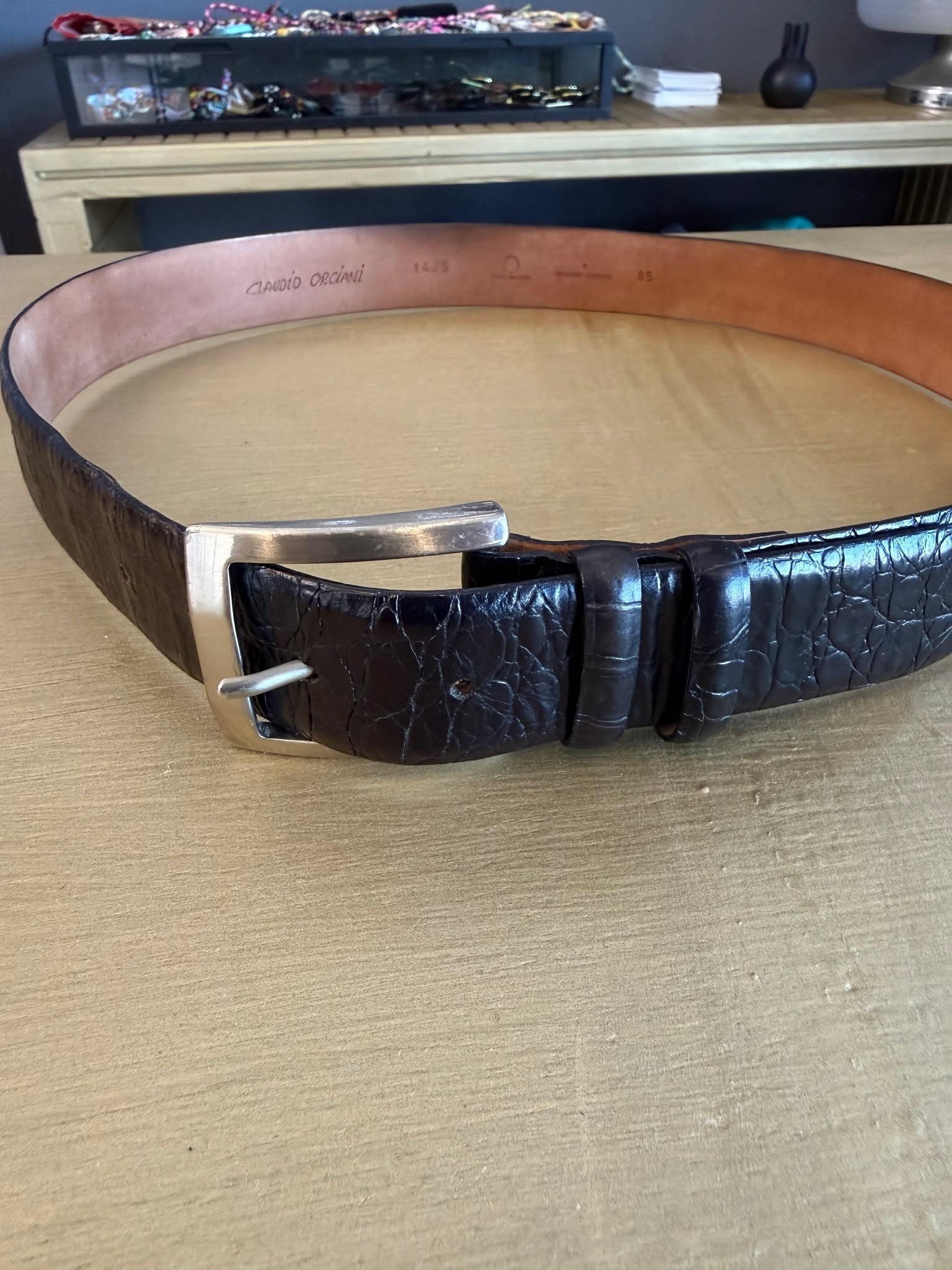 Cintura in pelle Claudio Orciani, eleganza artigianale italiana.
Realizzata in pelle di alta qualità con lavorazione a stampa coccodrillo, si distingue per la texture ricercata e il nero intenso. Un accessorio che unisce estetica e durata, tipico della tradizione Orciani.
La fibbia in metallo argentato, dal design pulito, completa il tutto con un tocco essenziale e raffinato. Costruzione solida e finiture curate, pensate per un utilizzo quotidiano ma con carattere.
Un classico senza tempo, tra lusso e funzionalità.
🛒 Disponibile sul nostro shop on-line oppure in Store
💬 Contattaci per qualsiasi informazione o dettaglio che vuoi sapere
#leatherbelt #orciani #madeinitaly #luxuryaccessories #timelessstyle