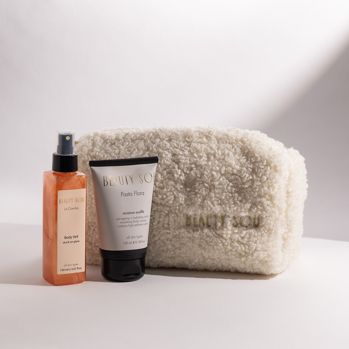 Your glow, wherever you go.
A travel-ready ritual of softness and shine —
because luxury should never stay behind.
Effortless. Elegant. Yours.
#beautysou#beautypouch#travelbeauty#luxuryontherun#skincareessentials #glowingskin#softluxury#selfcareeverywhere#beautyroutine#effortlessbeauty