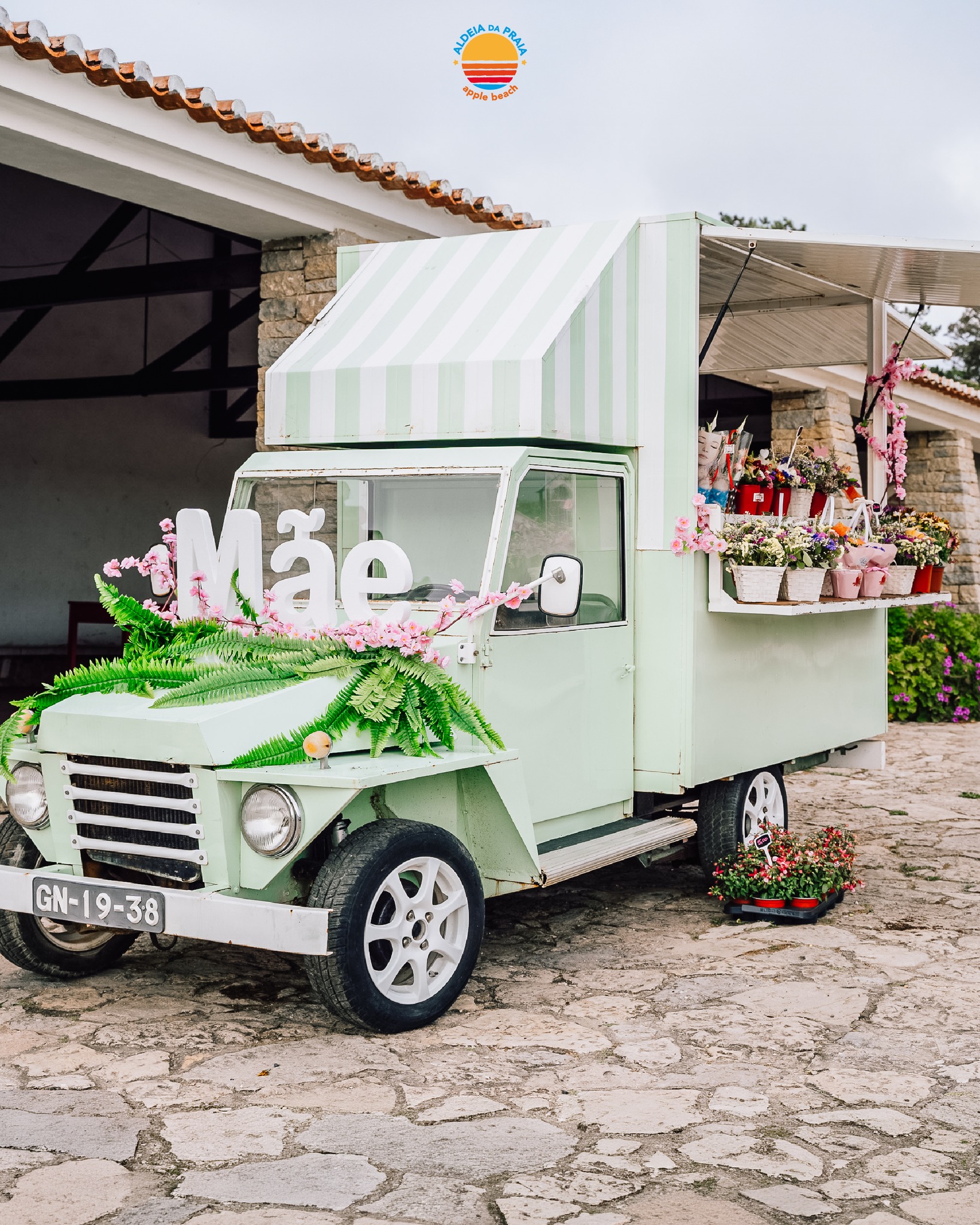 🇵🇹 Quando até o carro fica bonito para ela. Feliz Dia da Mãe 🌸
🇬🇧 When even the car looks good for her. Happy Mother’s Day 🌸
#aldeiadapraia #diadamãe #sintra #mothersday #felizdiadamãe
