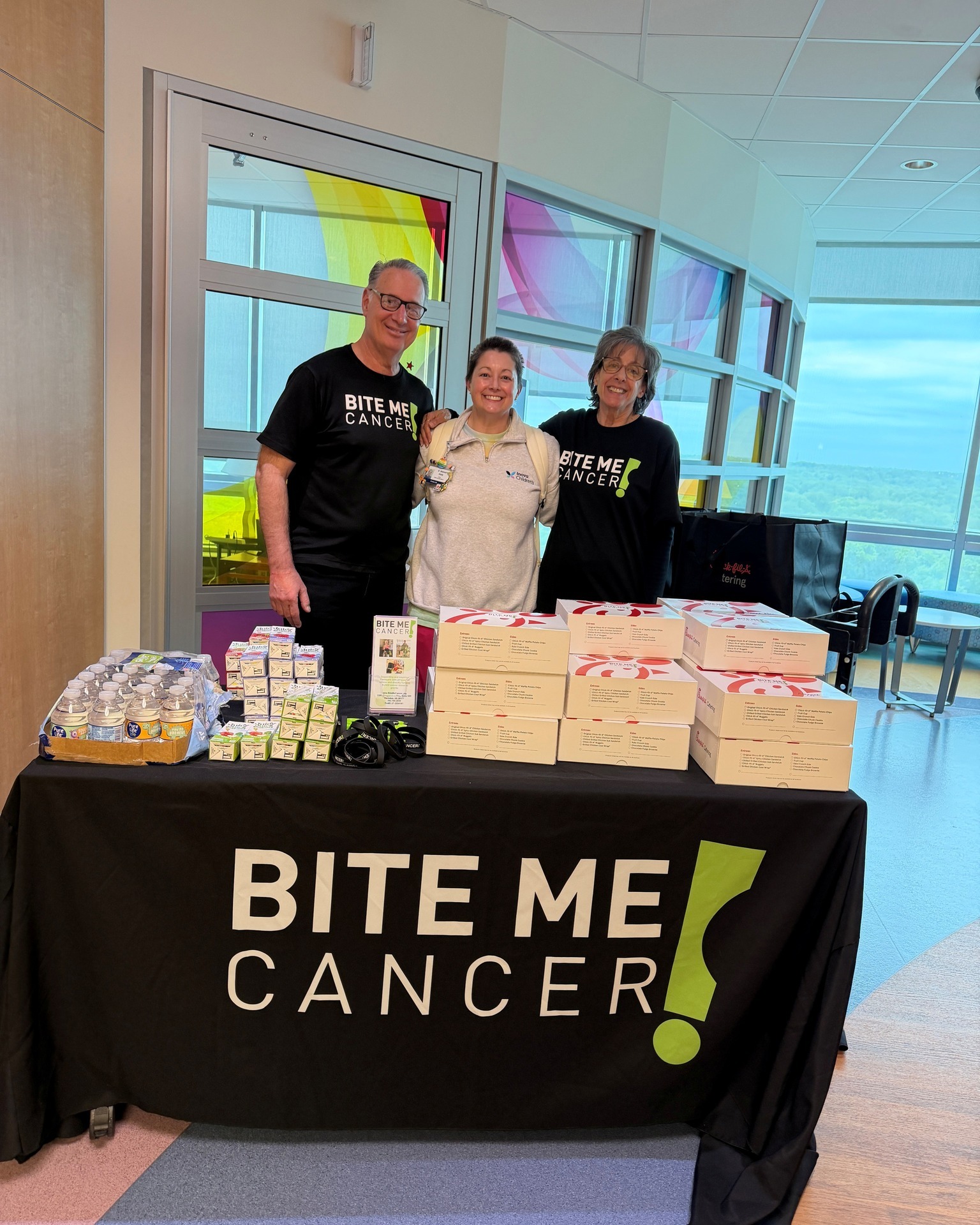 We had another wonderful experience delivering yummy Chick-Fil-A meals to the families on the pediatric oncology floor at Inova Children's earlier this week! The 2 volunteers this week were Nikki's parents @sharonaferraro and @cmferraro - this photo includes the outstanding Child Life Specialist Holly Senn @hesenn23 Holly coordinates our activities at the hospital and accepts our Teen Support Bags for the teen cancer patients there. 💚💚
