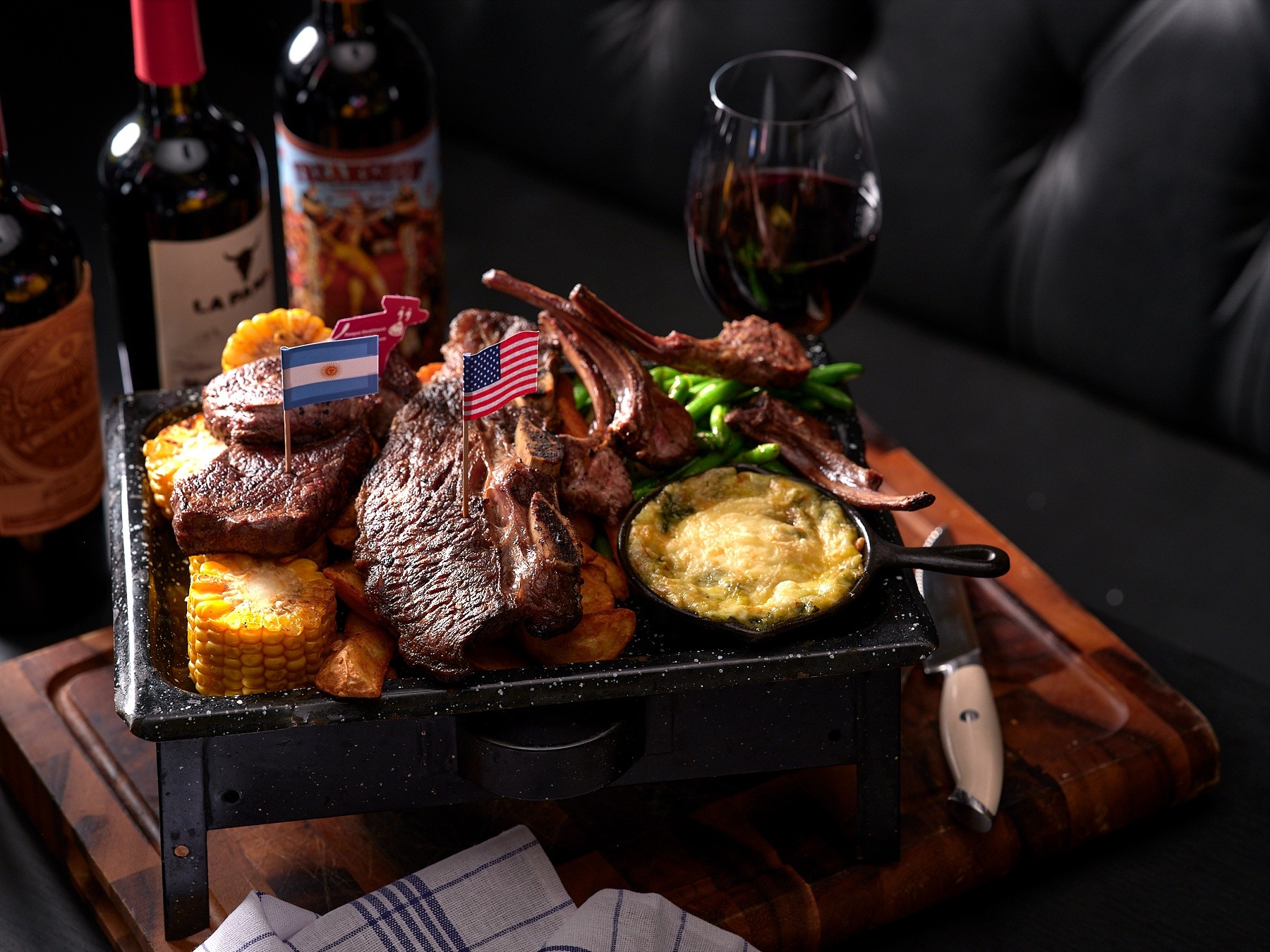 Nem szórakoztunk. Mi grilleztünk. 🔥
Argentína találkozik Amerikával a tányéron 🇦🇷🇺🇸
szaftos steak válogatás, omlós bárányborda, grillezett kukorica, köret, és egy pohár vörös, ami pont oda teszi a pontot.
Ez nem egy vacsora. Ez egy élmény.
📍 La Pampa Steakhouse
Foglalj asztalt, mielőtt más teszi meg helyetted.
#lapampa #steakhousebudapest #grill #steaklover #newworldwines #budapesteats
