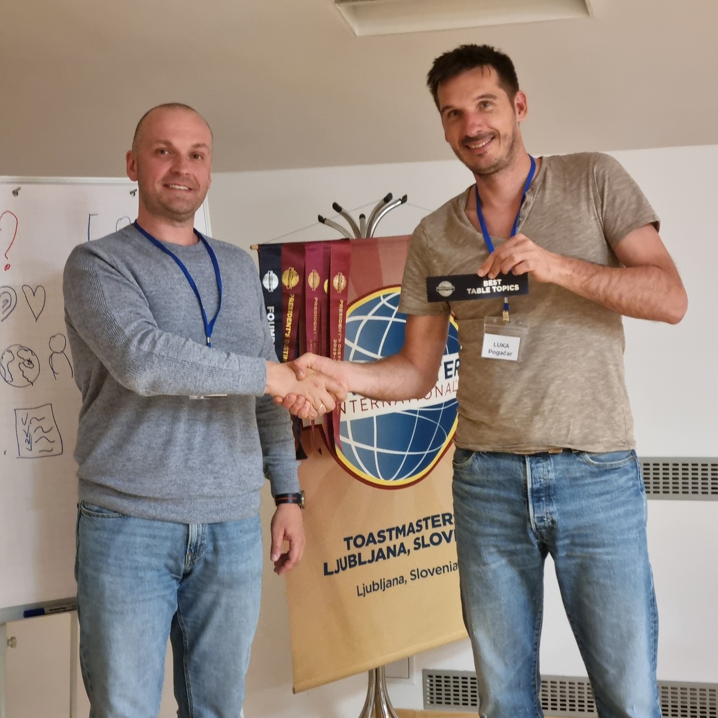 🎤 Danes smo imeli “generalko”!
Čez nekaj dni nas čaka prav poseben dogodek in prav poseben dan, zato je bilo današnje srečanje odličen uvod v vse, kar prihaja. Tema srečanja je bila generalka, skozi srečanje pa nas je kot vodja popeljala Nevenka. Besedo dneva “združenje” je predstavil Aljaž.
Slišali smo tri govore:
✨ Gašper je kot novi član pogumno izvedel svoj prvi govor — ledolomilec,
✨ Jasmina je govorila o motivaciji in treh stvareh, ki jo lahko izboljšajo,
✨ Gorazd je predstavil sedem korakov za komunikacijski odnos.
Pri temah omizja ni manjkalo ustvarjalnosti in humorja. V težki konkurenci je zmagal Luka z imitacijo govora dobitnika Nobelove nagrade za mir. 🏆
Hvala vsem za odlično energijo — naslednjič pa nas čaka nekaj res posebnega! 🙌
#Toastmasters #ToastmastersSlovenia #JavnoNastopanje #Komunikacija #Voditeljstvo #Govorništvo #Motivacija