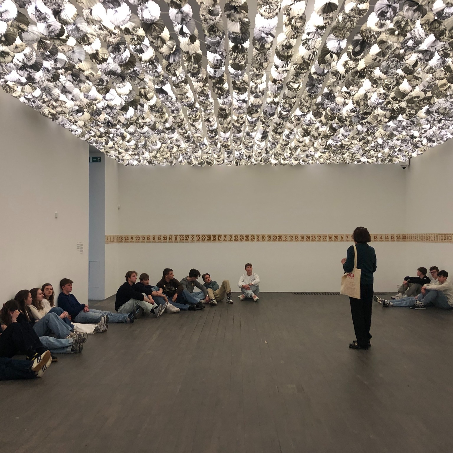 ๐จ Terugblik op onze uitstap naar het S.M.A.K. in Gent!
Begin maart trokken onze leerlingen in het kader van artistieke expressie naar het S.M.A.K. (Stedelijk Museum voor Actuele Kunst). Daar doken ze in de wereld van de hedendaagse kunst en ontdekten ze hoe kunstenaars vandaag themaโs zoals identiteit, maatschappij en emoties tot leven brengen.
Tijdens een boeiende rondleiding kregen ze meer inzicht in verschillende kunstwerken en hun betekenis. Nadien gingen de leerlingen zelf op ontdekking in het museum met een opdracht, waarbij ze hun eigen indrukken en ideeรซn verder verkenden. ๐
Het werd een inspirerende dag vol verwondering, reflectie en creativiteit!
Geniet mee van enkele sfeerbeelden ๐ธ