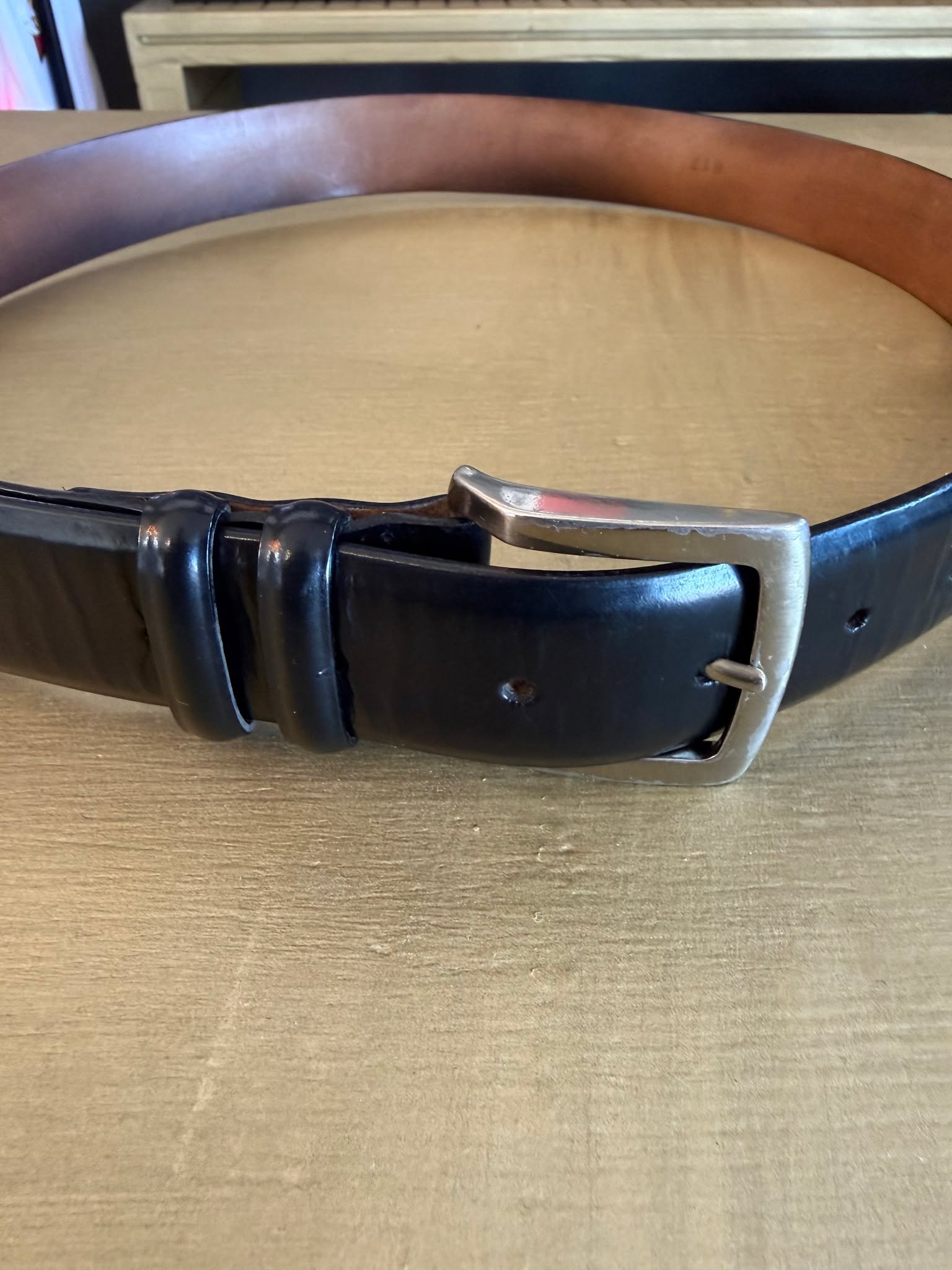 Cintura in pelle nera Claudio Orciani, essenziale e raffinata.
Realizzata in pelle di alta qualità, con costruzione solida e finiture curate tipiche dell’artigianato italiano. Il nero pieno la rende estremamente versatile, perfetta sia su denim che su outfit più formali.
La fibbia in metallo argentato, dal design pulito, garantisce resistenza e un’estetica minimale ma elegante. Un accessorio pensato per durare nel tempo.
Un classico che completa ogni look.
🛒 Disponibile sul nostro shop on-line oppure in Store
💬 Contattaci per qualsiasi informazione o dettaglio che vuoi sapere
#leatherbelt #orciani #madeinitaly #minimalstyle #timelessaccessories