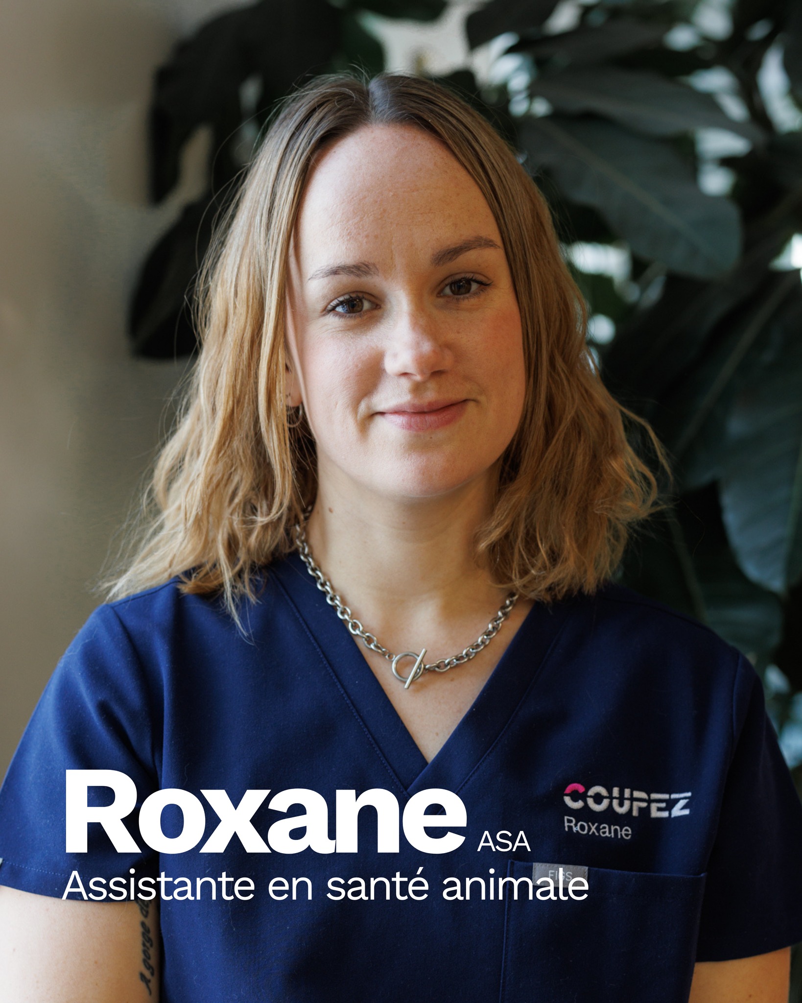 On vous présente nos 5 dernières recrues!
Roxane occupe le poste d’assistante en santé animale avec nous depuis novembre 2025! Avant de se lancer dans le domaine vétérinaire, elle a étudié la pâtisserie en France et a exercé ce métier pendant près de neuf ans. Mais au fond d’elle, sa véritable passion a toujours été les animaux 🐾
Valérie est technicienne en santé animale certifiée et spécialisée en anesthésie, et fait partie de notre équipe depuis décembre 2025! Ayant obtenu son VTS (Veterinary Technician Specialist) en anesthésie et analgésie en 2023, elle fait partie des rares TSAc spécialisées au Québec. Un parcours impressionnant qui se poursuit chez Coupez! 💯
Chanez est assistante en santé animale avec nous depuis janvier 2026! Sa passion pour les animaux, combinée à l’expérience d’avoir perdu son chien en jeune âge, l’a naturellement guidée vers le domaine vétérinaire. Elle adore pouvoir faire une réelle différence auprès des animaux et des familles que nous accompagnons chaque jour. 🩷
Camille est coordonnatrice administrative au sein de notre équipe depuis janvier 2026! Après avoir travaillé avec des animaux de la faune québécoise (loups, ours noirs, lynx, aigles!), puis comme première répondante en médecine humaine, elle a poursuivi son parcours en milieu vétérinaire. Camille prête main forte à Maïté et s'assure que nos partenaires et les propriétaires de nos patients obtiennent les réponses qu'ils cherchent rapidement! 🐕
Estelle est assistante en santé animale avec nous depuis février 2026! Assistante vétérinaire depuis 20 ans, elle s’est spécialisée en chirurgie il y a 8 ans, développant une grande rigueur et des compétences techniques solides dans des contextes exigeants. Originaire de France, elle s’est installée au Québec il y a 4 ans, où elle a adopté sa chienne Lisa, qui l’accompagne parfois au travail! 🐾
