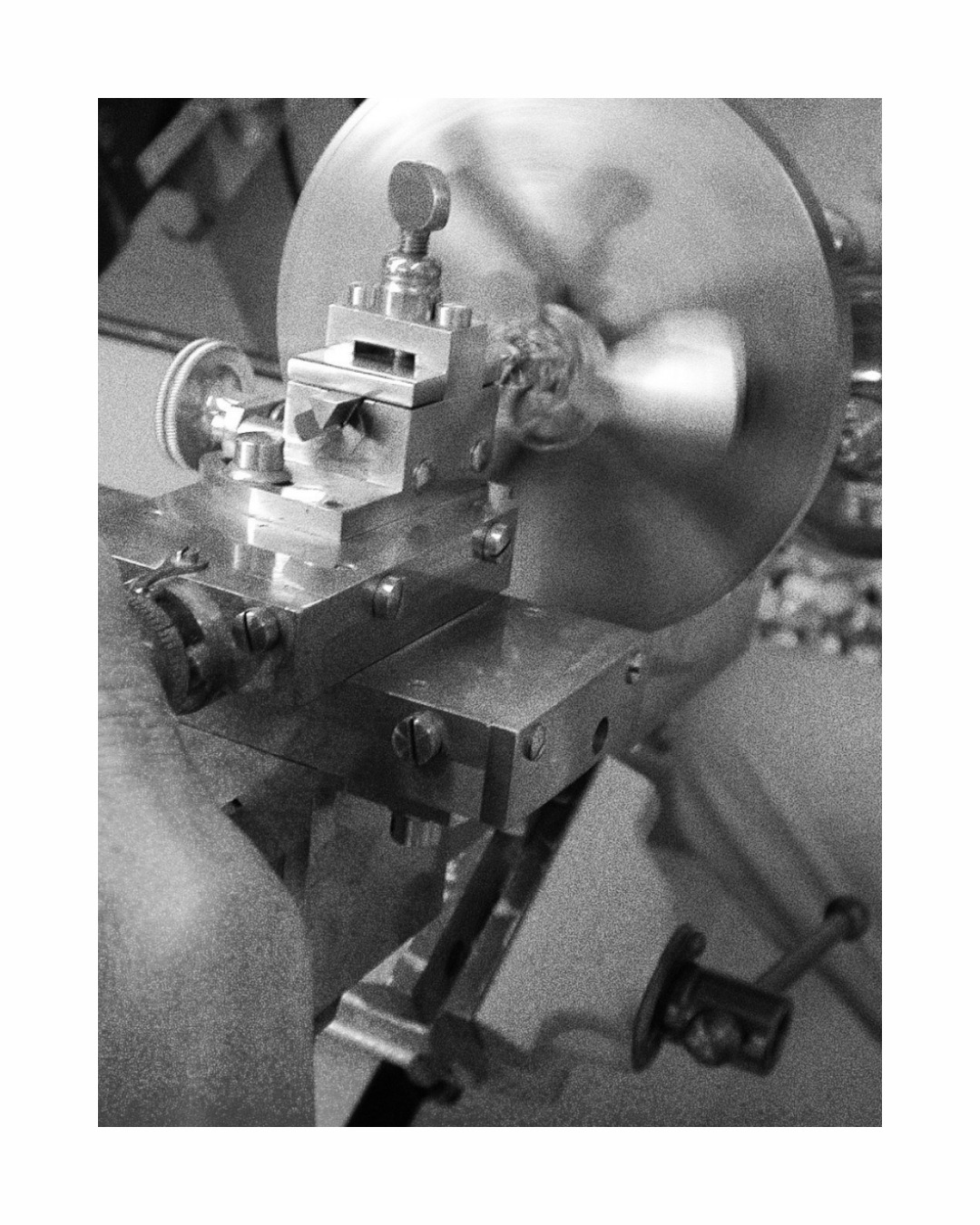 Everything begins with a gesture.
In 1875, in Tramelan, a vision took shape one made of time, precision, and passion. A legacy measured not only in years, but in the care of every detail.
A story that continues, every day, on the wrist.