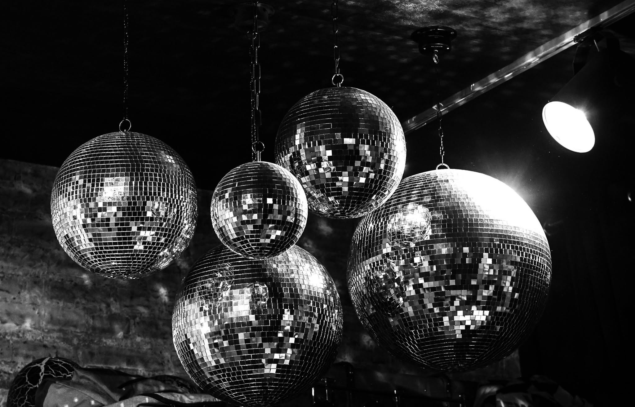DISCO FEVER 🪩🎙️
Mit modernster Licht- und DJ-Technik, Traversen und Bühnen schaffen wir die perfekte Atmosphäre für unvergessliche Partynächte.
- Pioneer DJ Tools
- Party lighting
- Magic FX Special effects
- LED Tanzböden
- NEXO Audio
https://eventshop.tirol/collections/partyequipment
#fantasyevents #fantasy #fantasyeventengineering #eventengineering #tirol #topservice #professionell #zuverlässig #events #discofever #party #djtechnik #audio #licht