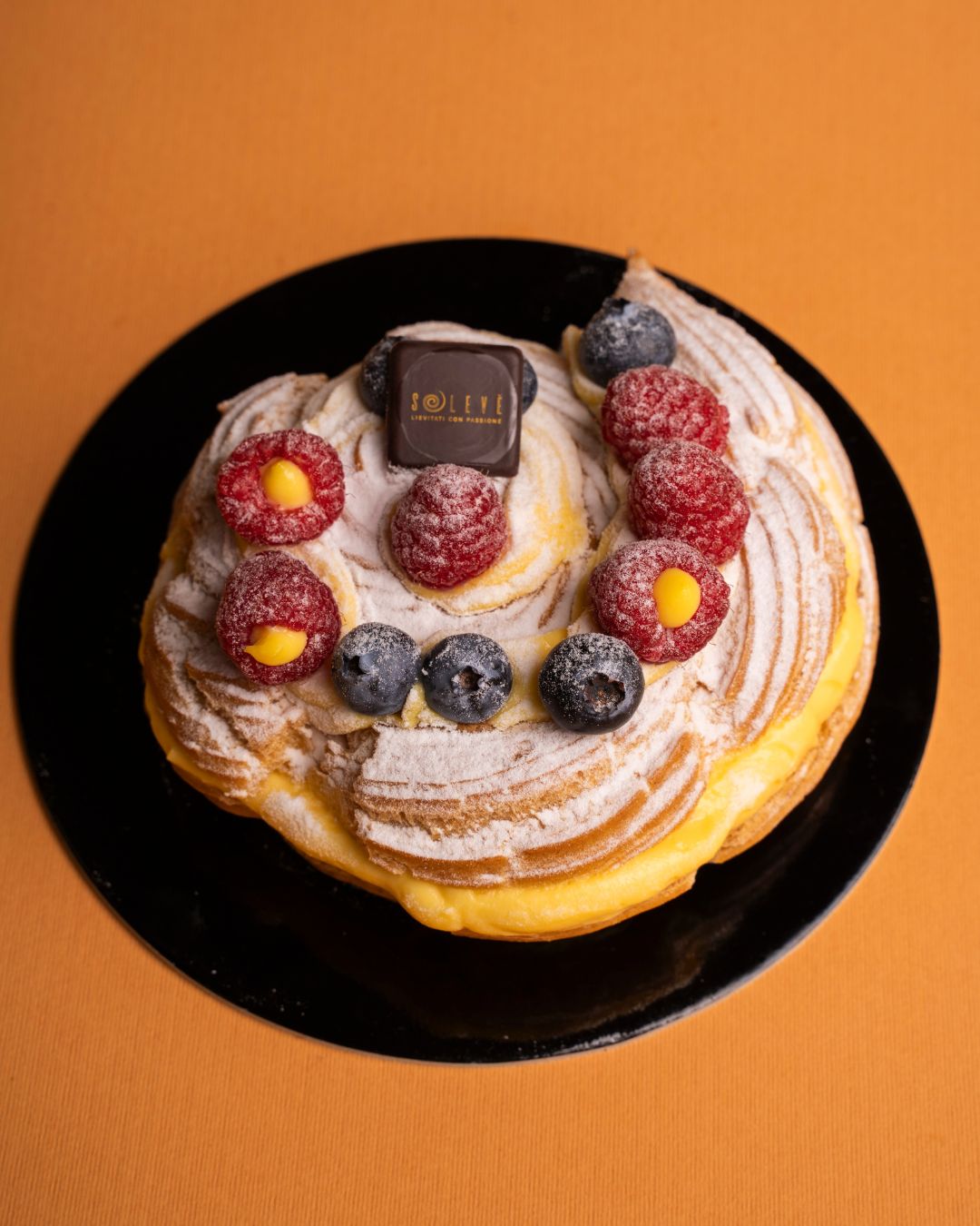 Quest’anno è tutta per lei. 🤍
La Zeppola della Mamma nasce per dedicarle un momento di dolcezza,
di quelli che restano.
Soffice, fragrante, farcita con crema chantilly e decorata con frutti rossi,
pensata per sorprendere e coccolare ogni mamma, come merita.
Prenotazioni aperte. ✨
✨ Scrivici in DM o su WhatsApp:
📞 +39 331 258 8607
✨ Prenotala ora e scegli anche il servizio di consegna
👉 www.solevelab.com
Oppure ritirala direttamente nel nostro laboratorio:
📍 Via Pastrengo 58, Moncalieri
#festadellamamma #solevelaboratoriopasticceria #zeppola #fornoartigianale