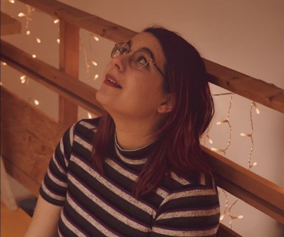 🌟 RENCONTRE AVEC CHLOÉ BIDOU, NOTRE METTEUR EN SCÈNE DES ATELIERS DU LUNDI !
Chaque lundi, Chloé Bidou accompagne enfants et adultes dans l’aventure théâtrale. Avec bienveillance et créativité, elle les guide pour donner vie à des projets ambitieux et engagés.
Avec les enfants :
📖 "Blanche-Neige et Blanc-en-Neige" d’Agnès Chamak-Benbihi
Une réinvention moderne et décalée du conte, où Blanche-Neige devient une princesse au caractère bien trempé, et Blanc-en-Neige un jeune homme qui bouscule les codes des Sept Nains. Deux histoires pour questionner les stéréotypes et les changements de société.
Avec les adultes :
⚽ "Féminines" de Pauline Bureau
Plongez dans l’histoire méconnue d’une équipe de footballeuses des années 1968 à 1978. Entre kermesse et Coupe du Monde, ces femmes ont marqué l’histoire du sport à leur manière. Une aventure pleine d’énergie et de détermination !
Chloé, c’est cette passion qui rend chaque atelier unique. Merci à elle pour son engagement au quotidien !
#IDEALSTheatre #Ateliers #Theatre #MetteurEnScène #Création #Enfants #Adultes
