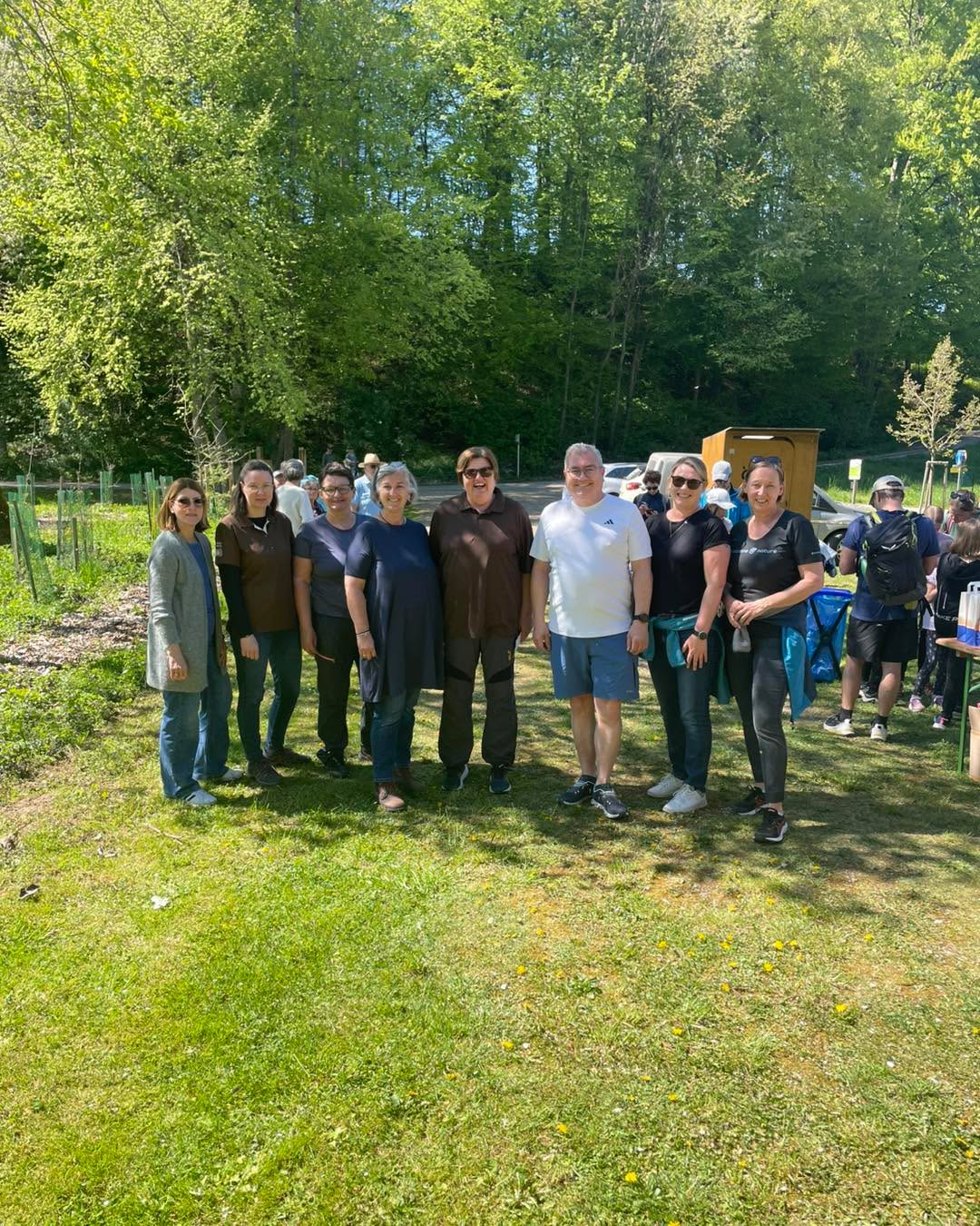 Die nächsten 100 Tage steht Oberösterreich ganz im Zeichen der Bewegung! 🚶♀️🌿💪
In Kirchham läutete die Gesunde Gemeinde diese Bewegungschallenge mit einer gemeinsamen Wanderung ein. Über 40 Bewegungsfreudige machten sich auf den Weg entlang des Baumlehrpfads – mit vielen spannenden Spiel- und Erlebnisstationen – bis zum Moar z’Krottendorf.
Mit dabei waren auch Bürgermeister Ingo Dörflinger, Gemeindevorstand Anton Pühringer und Fraktionsobfrau Nadine Radner.
Ein großes Dankeschön an die Gesunde Gemeinde unter der Führung von Manuela Brunnthaler und Gusti Klingelmaier für diesen gelungenen und bewegten Nachmittag! 👏
Jetzt heißt es: App herunterladen und die nächsten 99 Tage noch kräftig Bewegungsminuten sammeln! 📲🏃♂️🏃♀️
#Bewegungschallenge #GesundeGemeinde #Kirchham #Oberösterreich #GemeinsamBewegen
