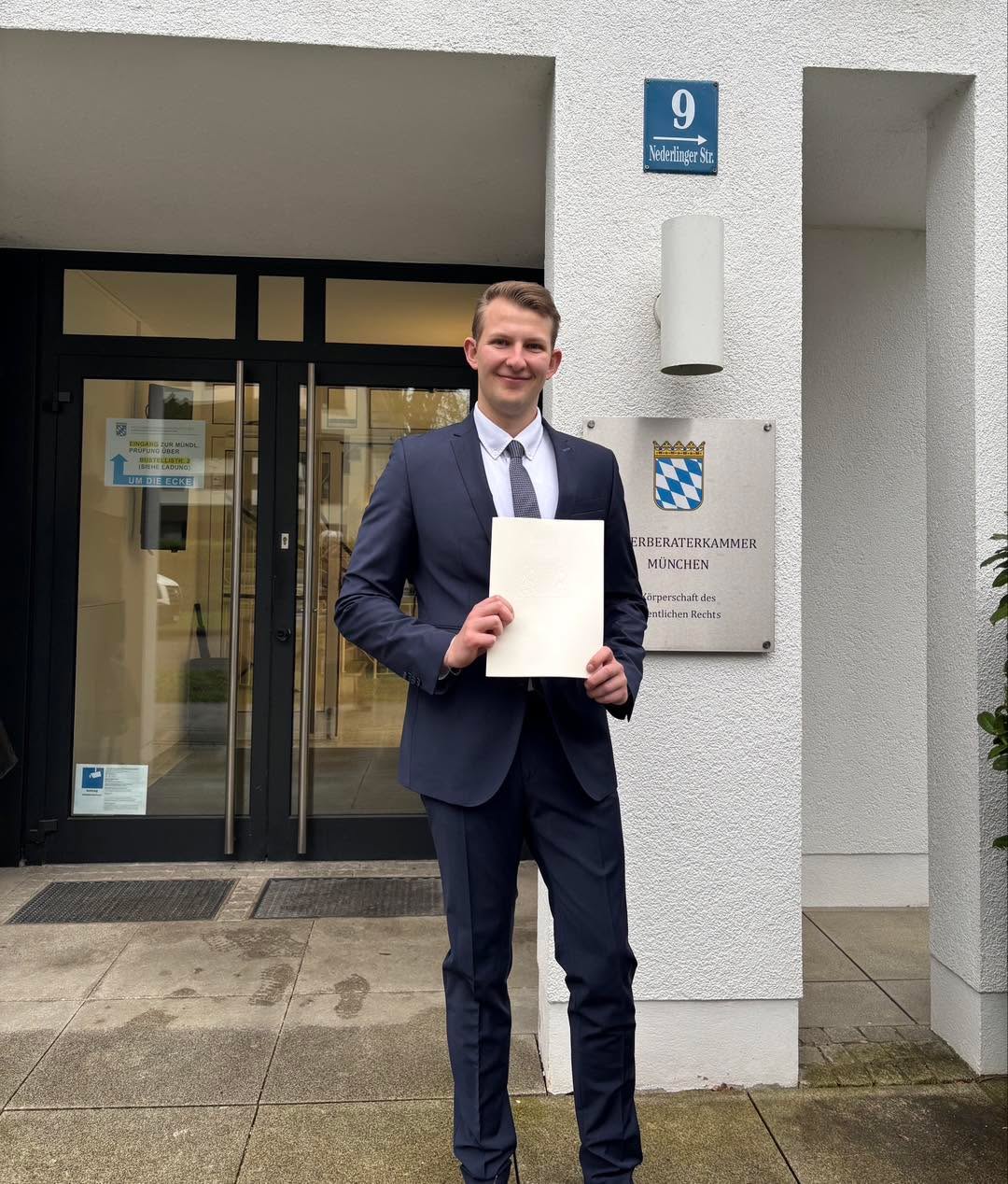 Wir freuen uns sehr, euch heute eine tolle Neuigkeit aus unserem Team zu teilen:
Manu hat erfolgreich das Steuerberaterexamen bestanden und damit einen bedeutenden Meilenstein erreicht. 🎉
„Seit Beginn meiner Ausbildung zum Steuerfachangestellten war mein Ziel klar, Steuerberater zu werden. Mit dem erfolgreichen Bestehen der Steuerberaterprüfung habe ich nun einen großen Meilenstein auf diesem Weg erreicht.
Besonders dankbar bin ich, dass ich vor knapp sieben Jahren als Steuerfachangestellter gestartet bin und ADVICON mich auf meinem gesamten Weg bis zum Steuerberater begleitet hat. Ein besonderer Dank gilt auch Dirk, der mich in dieser Zeit stets unterstützt und begleitet hat.
Ich freue mich auf die neuen Herausforderungen.“