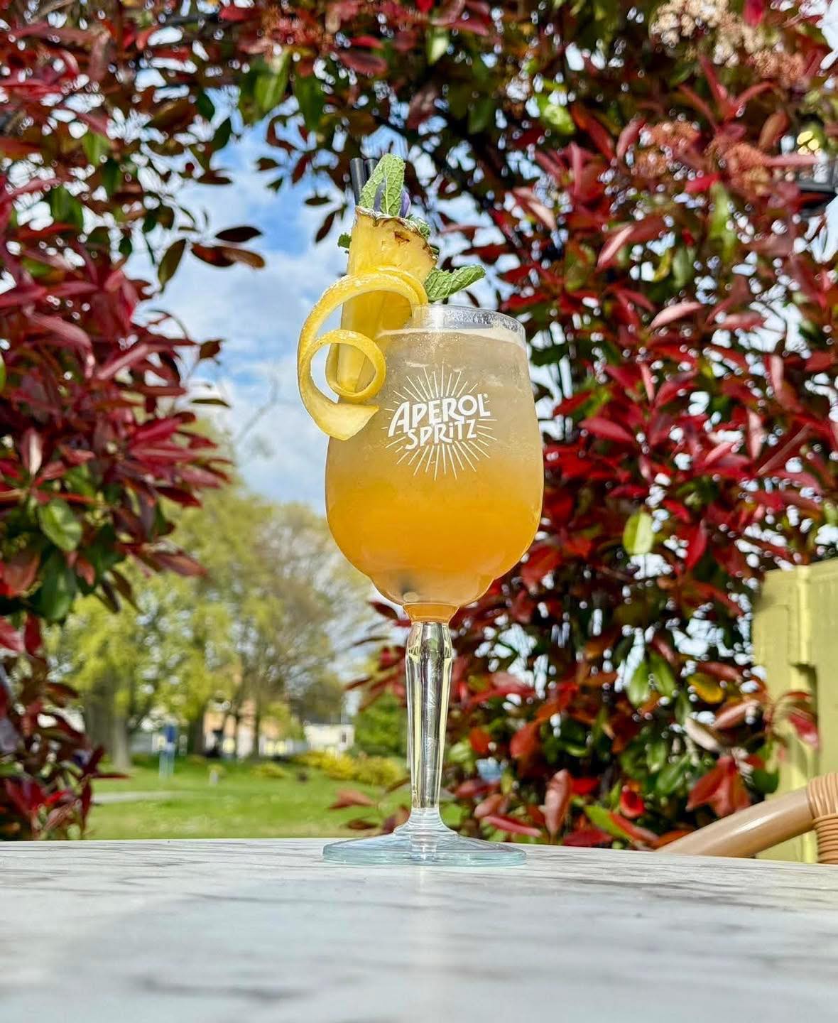 Cocktail of the week 🍹
Caribbean Spritz
A beautiful mix of coconut rum, cherry brandy, peach schnapps, mango, fresh lime, prosecco & soda 😍