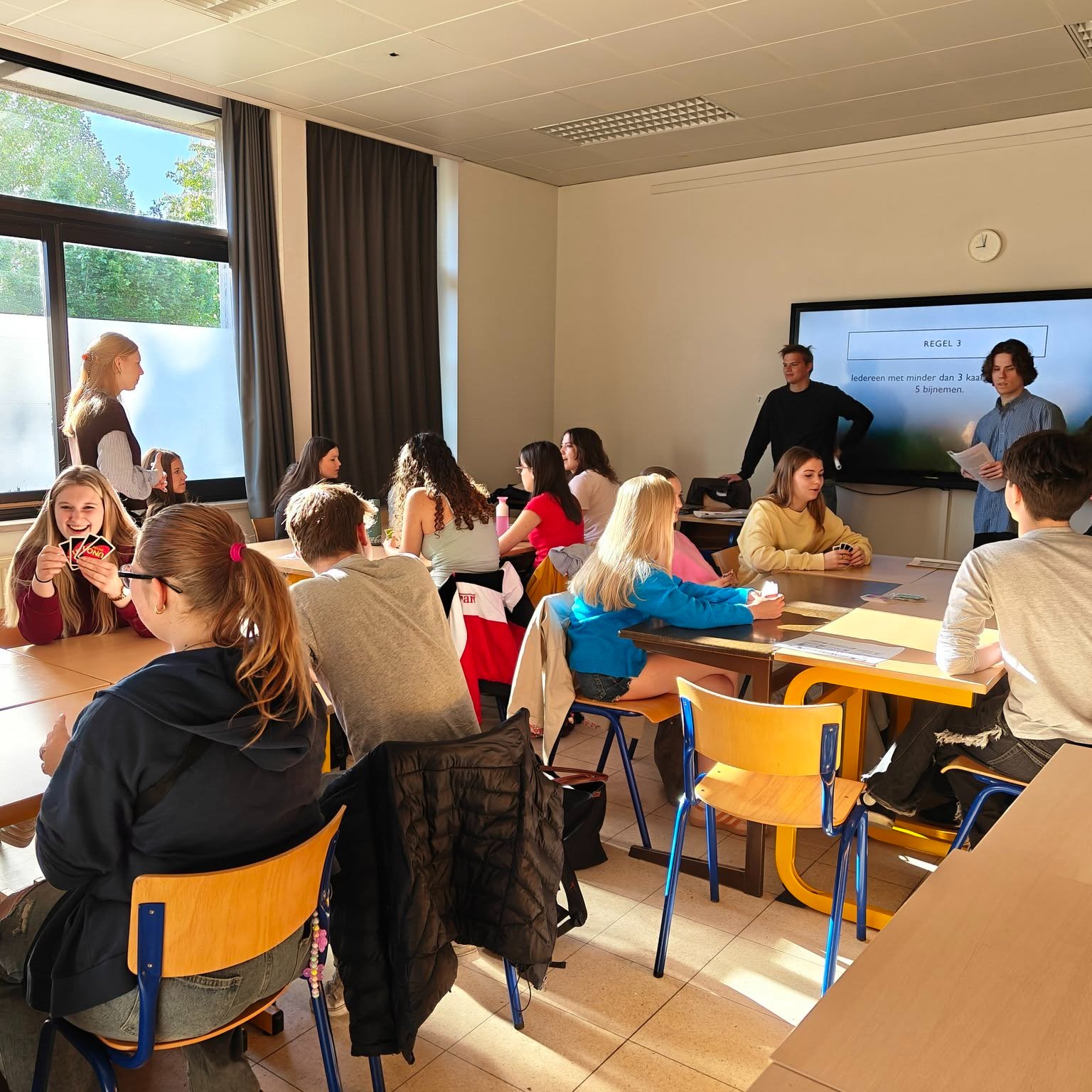 Hoe beeld je de uitvoerende macht uit? Waarvoor was Charles de Montesquieu alweer bekend? En wat heeft een UNO-spel met de rechtstaat te maken?
De leerlingen van 5 en 6 humane wetenschappen op beide campussen kwamen het te weten in de workshop street law die rechtenstudenten Flor, Stef en Daphné kwamen geven.
