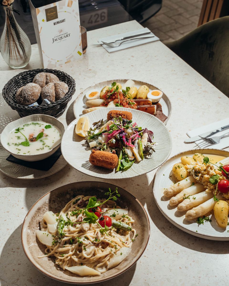 Het aspergeseizoen is in volle gang en onze keuken draait op volle toeren. Of je nu komt voor onze suggesties met verse asperges of voor een van onze andere klassiekers: er is voor ieder wat wils!
Schuif je gezellig aan voor een lunch of diner in het zonnetje? ☀️