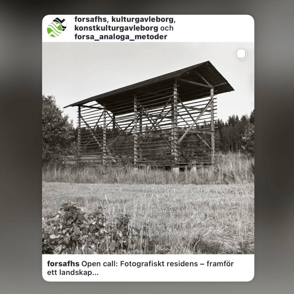 Inlägg delat från @forsafhs , @konstkulturgavleborg , @forsa_analoga_metoder :
-------
" Open call: Fotografiskt residens – framför ett landskap
Tillsammans med Region Gävleborg, Hälsinglands museum och Ljusdalsbygdens museum bjuder Forsa folkhögskola in yrkesverksamma konstnärer med en analog fotografisk praktik till ett residensprogram med fokus på mörkrumsarbete, platsspecifik research och fotografiskt hantverk.
Residenset erbjuder tillgång till fullt utrustat mörkrum, kost och logi, en medverkansersättning om 35 000 SEK, ett produktionsbidrag på 10 000 SEK samt ett resebidrag på 5 000 SEK.
Vistelseperiod 1: 18 sep – 5 okt 2026 Vistelseperiod 2: 5–19 april 2027
Skicka din ansökan som en sammanhållen PDF till forsa.air@regiongavleborg.se senast den 31 maj 2026. Märk ansökan med: Forsa_AIR_26/27_ ditt namn
Länk finns i "höjdpunkter - Aktuellt" på vår profil: @forsafhs
Foto: Hilding Mickelsson, Hälsinglands Museum "
---------------