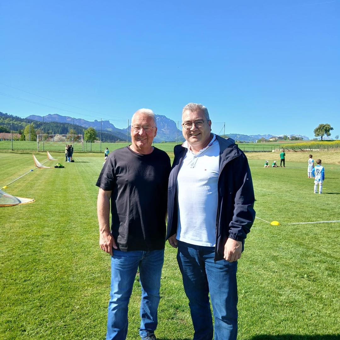 Tolles Turnier der U8 des UFC Kirchham mit 7 Mannschaften und bester Stimmung! 👏⚽
Ein sportlicher Tag voller Einsatz und Teamgeist.
Besonders schön: Unser gestriges Geburtstagskind Bgm. a.D. Hans Kronberger, war auch mit dabei! 🎉🎂
Herzliche Gratulation nochmals und danke an alle Teams, Helferinnen und Helfer für dieses gelungene Turnier!
