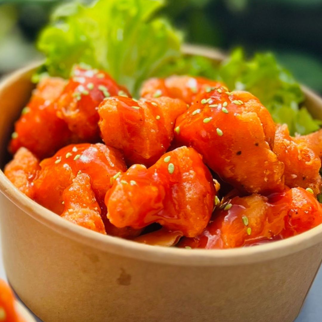PSSST... We gaan voor de tweede keer naar het prachtige Fort bij Vechten in Bunnik om te genieten van de unieke vibe van @geheimeliefde . En we nemen het ultieme plant based comfort food menu voor jullie mee! We zien jullie daar, op 2 en 9 mei. 🤫❤️
