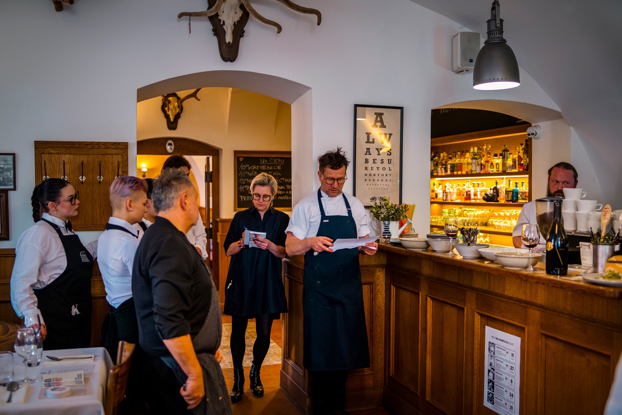 Takhle vypadá večer, než přijde první host.
11. dubna jsme hostili pop-up Nová česká – projekt, který propojil restauraci, kuchaře s regionálními dodavateli a ukazuje, že česká kuchyně má budoucnost.
👇 Napiš do komentáře: věděl/a jsi o projektu Nová česká? Ano / Ne – jsme zvědaví.