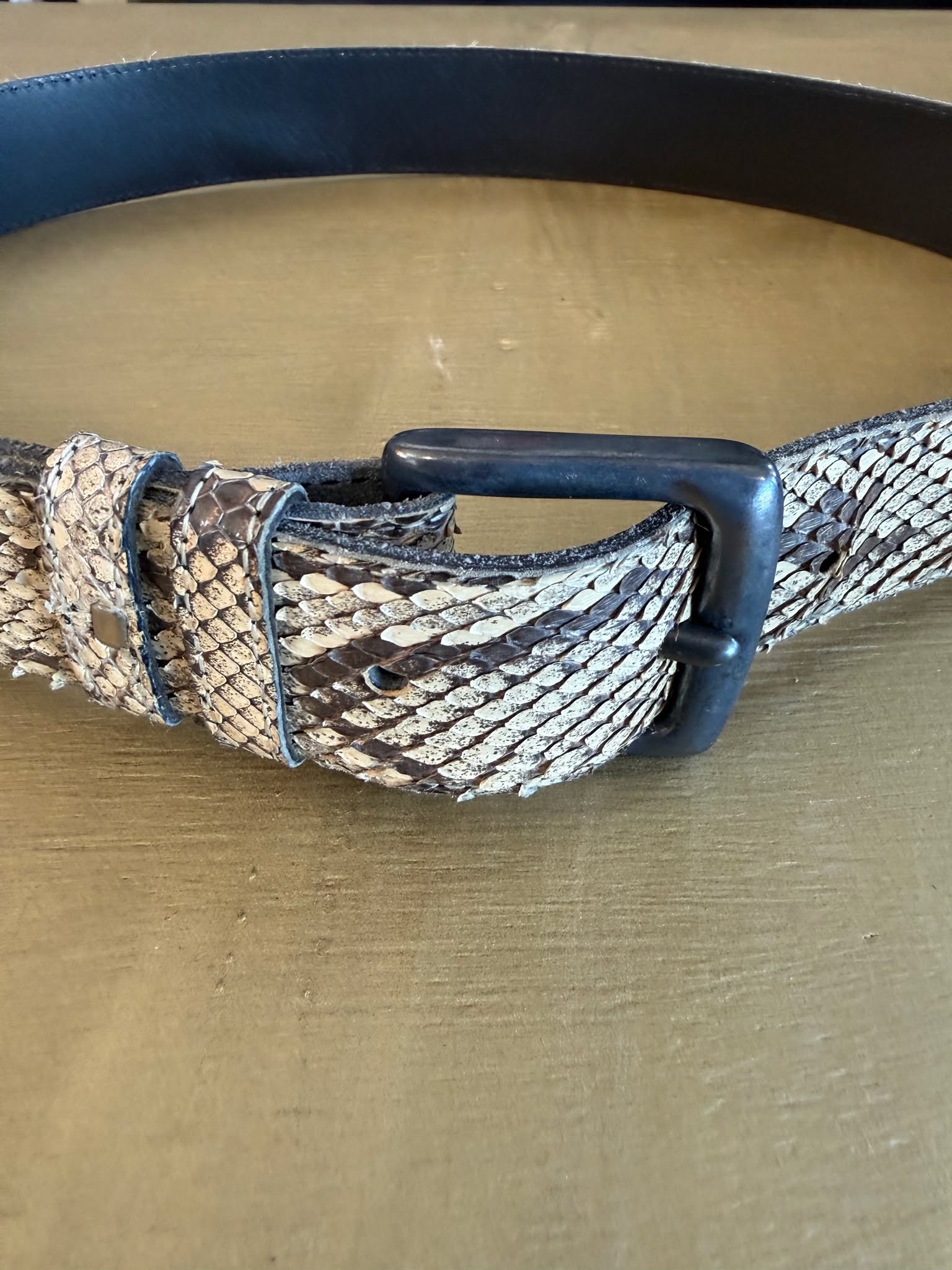 Cintura in pelle di pitone, carattere naturale e texture unica.
Realizzata in vera pelle con finitura “Roccia”, mette in evidenza le scaglie naturali del pitone, con un contrasto caldo tra marrone e crema. Ogni pezzo è diverso, grazie alla variazione naturale del materiale.
Struttura solida e flessibile, pensata per durare nel tempo mantenendo forma e resistenza. Un accessorio deciso, che aggiunge profondità anche ai look più semplici.
Un dettaglio che non passa inosservato.
🛒 Disponibile sul nostro shop on-line oppure in Store
💬 Contattaci per qualsiasi informazione o dettaglio che vuoi sapere
#pythonleather #exoticleather #statementaccessory #luxurydetails #vintagestyle