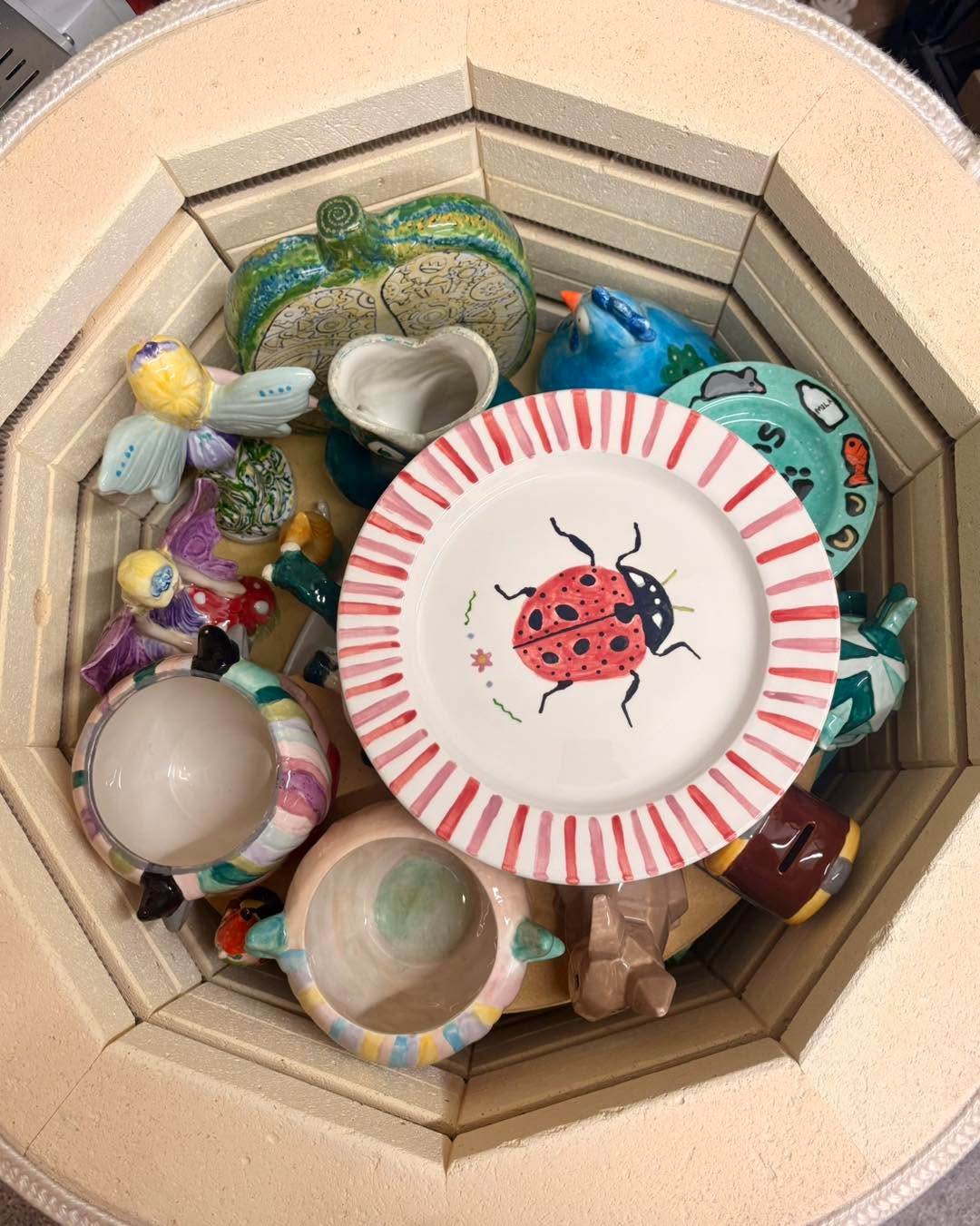 Do you know? 👀
Every piece you paint is individually glazed and carefully loaded into the kiln by us, then fired to bring out those glossy colours and make it fully food safe ✨
We take a lot of care with every single item to make sure it comes out just right 🤍
Thanks for keeping us so busy over the school holidays – we’re now all caught up again and back to our 7-10 day turnaround!
Spaces available this weekend if you fancy coming in for a paint – book online 🖌️🎨✨
#didyouknow #kilnfresh #potterypainting #thingstododevon #bookonline