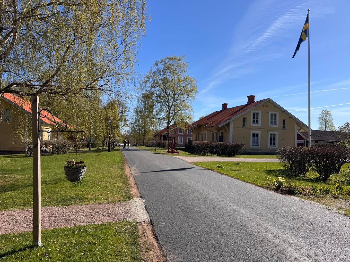 Lugnet före stormen, flaggan i topp, amplarna uppe och hantverkarna på plats! Det blev en fartfylld dag med besökare, gäster och trevliga återseenden, och vädret kunde inte varit bättre! Tack alla som kom och besökte Falkängen!