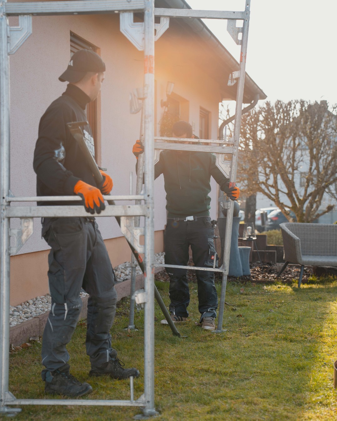 🏗️ Auch das Gerüst bringen wir selbst mit.
So ist alles aus einer Hand organisiert und es muss nicht auf weitere Firmen gewartet werden.
Das sorgt für klare Abläufe und eine zügige Umsetzung.
#energyhome #photovoltaik #baustelle #team #wadern