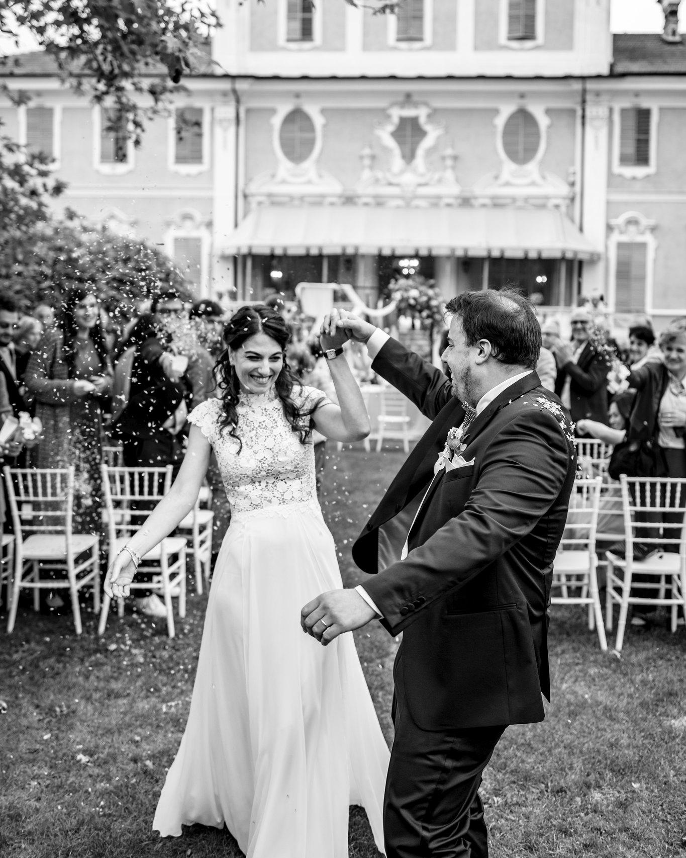 Dopo il loro sì, restano i sorrisi, i petali nell’aria e quella voglia di abbracciarsi forte. Federica e Davide chiudono così la cerimonia nel giardino fronte Tenuta: con leggerezza, emozione e la gioia più vera✨
Vuoi vivere anche tu un momento così? Scrivici in DM
Federica & Davide
Ph: @joyphotographers
Catering: @thecateringhouse.events
Mua: @giulia.graglia.mua
Flower: @lafleurdecoucou
Light@lightshade___
.
.
.
#TenutaBerroni #Matrimonio #Wedding #MatrimoniPiemonte #LocationMatrimonio #VillaPerMatrimoni #VillaEventi #Sposa #Sposi2026 #WeddingPlanner #WeddingInspiration #Ricevimento #RitoCivile #ParcoStorico #Piscina #Tensostruttura #AllestimentiMatrimonio #WeddingPhotography #Nozze #EventiAziendali #MatrimonioItaly #DestinationWeddingItaly
