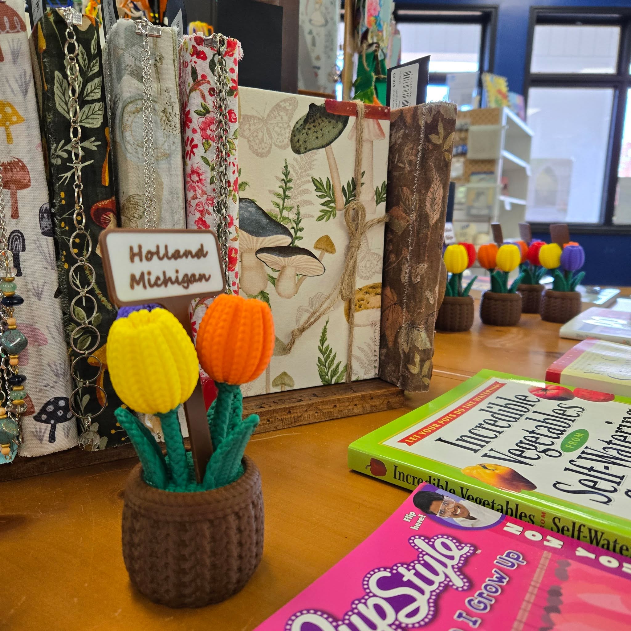 Admit it... Half of you who discovered us this week were lost looking for tulips.
Tonight we get to play mixology with @mollyharperauth in celebration of A CUTE LITTLE MURDER!